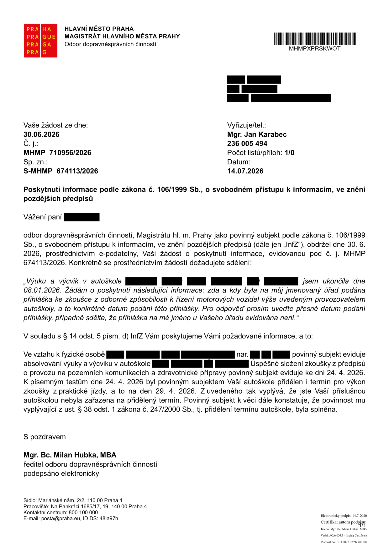 Úřední sdělení Magistrátu hlavního města Prahy, odboru dopravněsprávních činností, ze dne 14. 07. 2026. Předmět: Poskytnutí informace podle zákona č. 106/1999 Sb. o svobodném přístupu k informacím. Úřad potvrzuje, že žadatelka úspěšně složila zkoušky z předpisů o provozu na pozemních komunikacích a zdravotnické přípravy dne 24. 04. 2026. Dále uvádí, že autoškole byl pro žadatelku přidělen termín zkoušky z praktické jízdy na den 29. 04. 2026. Úřad konstatuje, že svou zákonnou povinnost přidělení termínu autoškole splnil. Vyřizuje: Mgr. Jan Karabec, tel: 236 005 494.