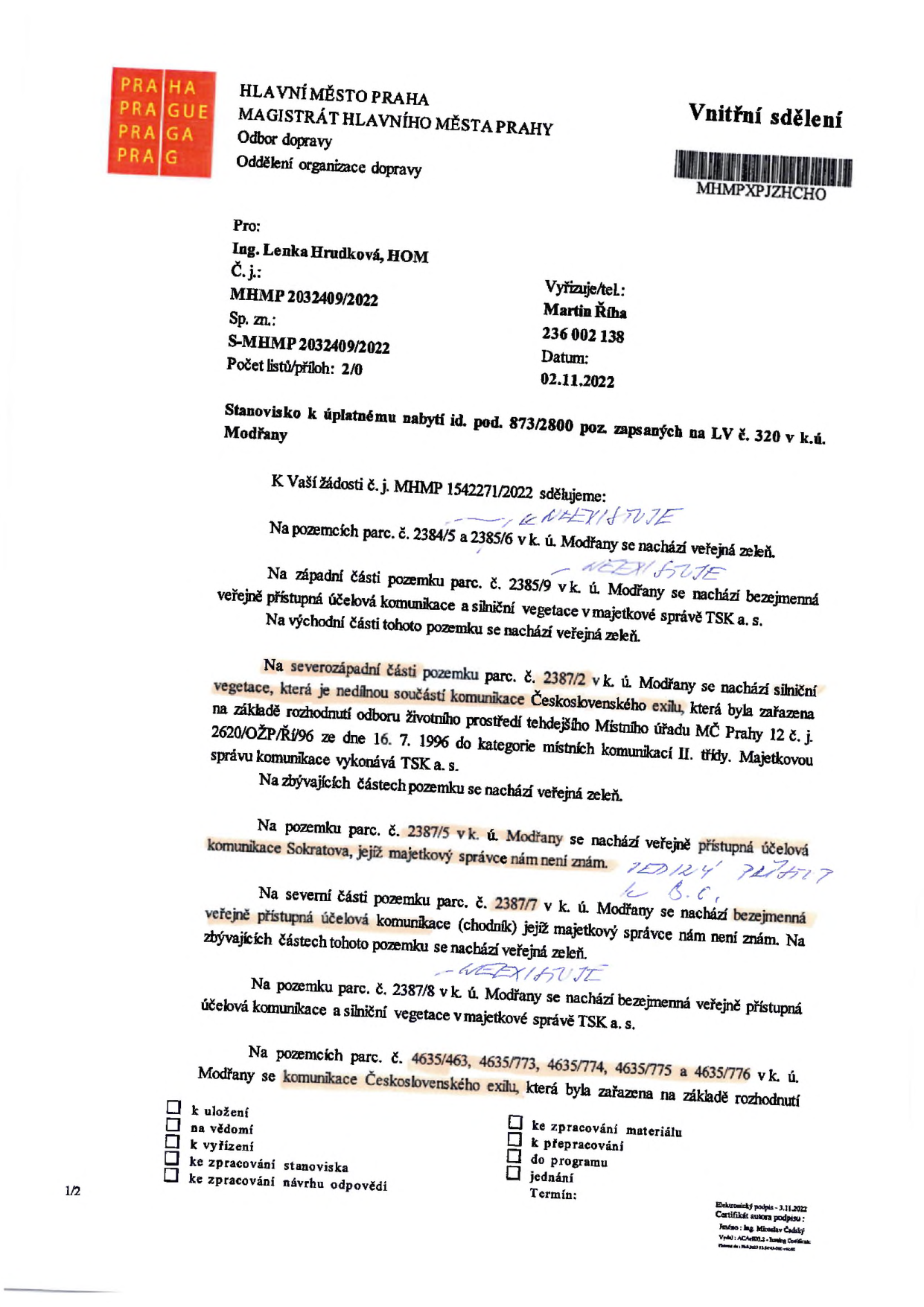 Vnitřní sdělení Magistrátu hlavního města Prahy, odboru dopravy, ze dne 02.11.2022, č.j. MHMP 2032409/2022, vyřizuje Martin Říha. Předmětem je stanovisko k úplatnému nabytí pozemků v k.ú. Modřany (id. pod. 873/2800, LV č. 320). Dokument obsahuje vyjádření k jednotlivým parcelám: parc. č. 2384/5 a 2385/6 (veřejná zeleň), parc. č. 2385/9 (veřejně přístupná účelová komunikace a silniční vegetace ve správě TSK a.s.), parc. č. 2387/2 (silniční vegetace, součást komunikace Československého exilu, ve správě TSK a.s.), parc. č. 2387/5 (veřejně přístupná účelová komunikace), parc. č. 2387/7 (veřejně přístupná účelová komunikace - chodník), parc. č. 2387/8 (veřejně přístupná účelová komunikace a silniční vegetace ve správě TSK a.s.), parc. č. 4635/463, 4635/773, 4635/774, 4635/775 a 4635/776 (komunikace Československého exilu). V textu jsou ručně psané poznámky (např. 'NEEXISTUJE', 'JEDINÝ VLASTNÍK B.Č.').