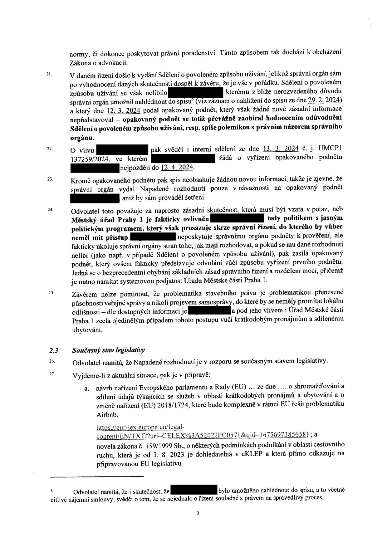 Strana 3 právního dokumentu (odvolání) týkajícího se správního řízení. Obsah: 
- Bod 21: Námitka proti způsobu vyřízení podnětu a nahlížení do spisu (datum 29. 2. 2024 a 12. 3. 2024).
- Bod 22: Zmínka o interním sdělení ze dne 13. 3. 2024 (č. j. UMCP1 137259/2024) a žádosti o vyřízení podnětu ze dne 12. 4. 2024.
- Bod 23: Tvrzení, že spis neobsahuje nové informace.
- Bod 24: Kritika ovlivňování Městského úřadu Praha 1 politiky.
- Bod 25: Argumentace, že problematika stavebního práva je přenesenou působností státní správy.
- Bod 2.3: Současný stav legislativy.
- Bod 26: Námitka rozporu s legislativou.
- Bod 27: Odkaz na návrh nařízení Evropského parlamentu a Rady (EU) o shromažďování a sdílení údajů týkajících se služeb v oblasti krátkodobých pronájmů a ubytování (odkaz na eur-lex.europa.eu) a novelu zákona č. 159/1999 Sb. ze dne 3. 8. 2023.
- Poznámka pod čarou č. 6: Námitka ohledně nahlížení do spisu a citlivých nájemních smluv.