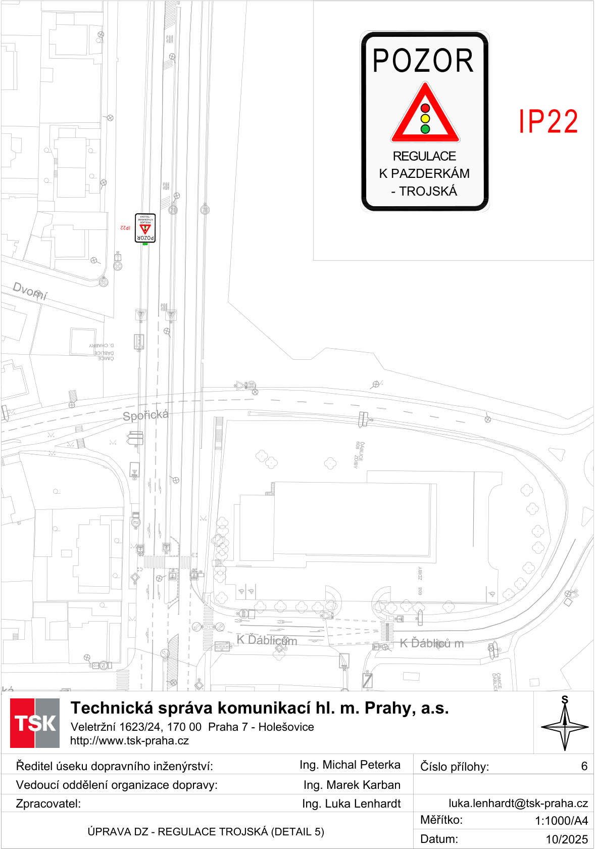 Situační nákres dopravního značení v Praze (oblast ulice K Ďáblicům a okolí). Obsahuje detail dopravní značky IP22 s textem 'POZOR REGULACE K PAZDERKÁM - TROJSKÁ'. V dolní části je hlavička organizace: Technická správa komunikací hl. m. Prahy, a.s., Veletržní 1623/24, 170 00 Praha 7 - Holešovice, www.tsk-praha.cz. Další údaje: Ředitel úseku dopravního inženýrství: Ing. Michal Peterka, Vedoucí oddělení organizace dopravy: Ing. Marek Karban, Zpracovatel: Ing. Luka Lenhardt (luka.lenhardt@tsk-praha.cz), Číslo přílohy: 6, Měřítko: 1:1000/A4, Datum: 10/2025, Název dokumentu: ÚPRAVA DZ - REGULACE TROJSKÁ (DETAIL 5).