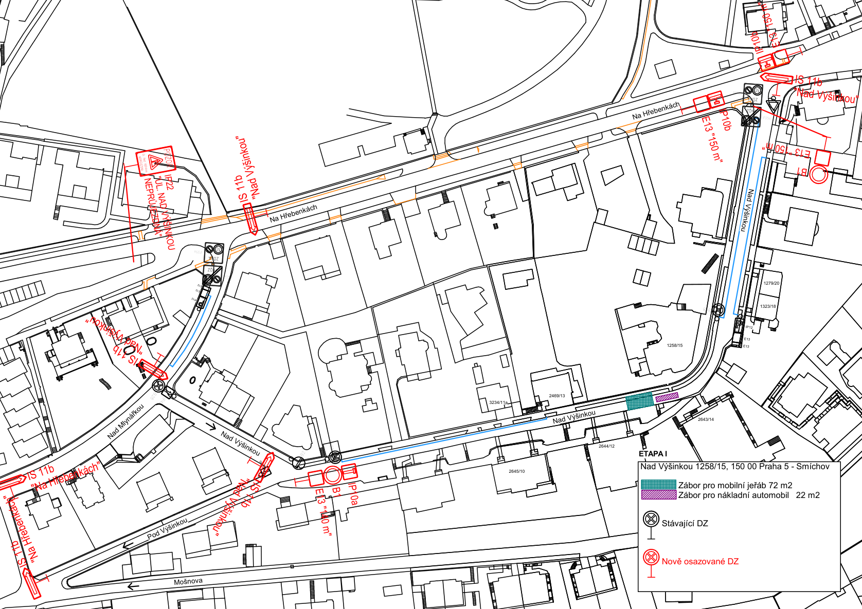Situační nákres dopravního značení a záboru pro stavbu v ulici Nad Výšinkou, Praha 5 - Smíchov. Obsahuje: ETAPA I, Nad Výšinkou 1258/15, 150 00 Praha 5 - Smíchov. Legenda: Zábor pro mobilní jeřáb 72 m2 (fialová barva), Zábor pro nákladní automobil 22 m2 (tyrkysová barva), Stávající DZ (křížek v kroužku), Nově osazované DZ (křížek v kroužku s vodorovnou čarou). V mapě jsou vyznačeny ulice: Na Hřebenkách, Nad Výšinkou, Nad Mlynářkou, Pod Výšinkou, Mošnova. Dále jsou v mapě uvedeny značky (např. IS 11b 'Na Hřebenkách', 'Nad Výšinkou', IP 10a, E 13 '150 m', P 20, IP 22 'NEPRŮJEZDNÁ').
