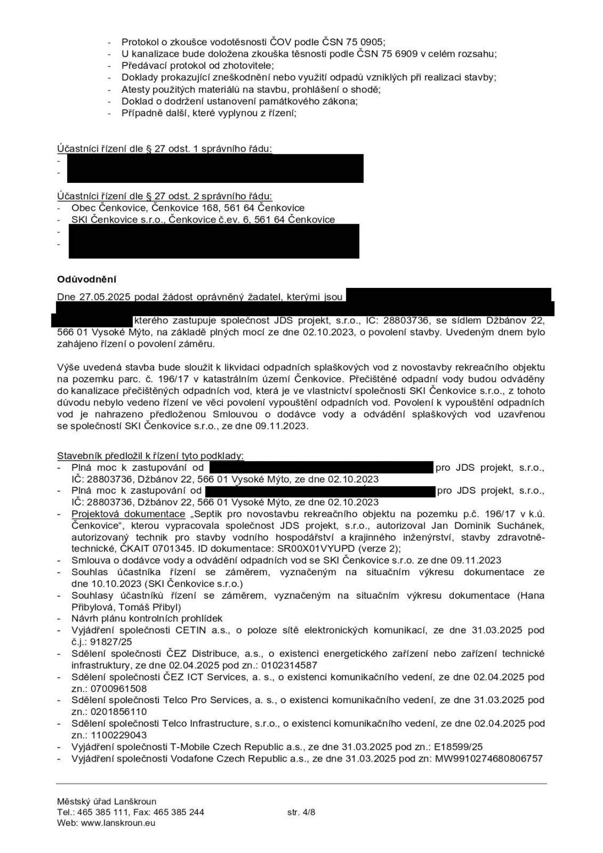 Strana 4/8 úředního dokumentu Městského úřadu Lanškroun týkajícího se povolení stavby septiku pro rekreační objekt v k.ú. Čenkovice. Obsahuje: seznam požadovaných dokladů (protokoly o zkouškách, atesty, doklady o odpadech), seznam účastníků řízení (Obec Čenkovice, SKI Čenkovice s.r.o.), odůvodnění žádosti podané 27.05.2025 společností JDS projekt, s.r.o. (IČ: 28803736) pro stavbu na pozemku parc. č. 196/17, a výčet předložených podkladů (plné moci, projektová dokumentace od Jana Dominika Suchánka, smlouva se SKI Čenkovice s.r.o. ze dne 09.11.2023, souhlasy vlastníků, vyjádření správců sítí: CETIN, ČEZ Distribuce, ČEZ ICT Services, Telco Pro Services, Telco Infrastructure, T-Mobile, Vodafone).