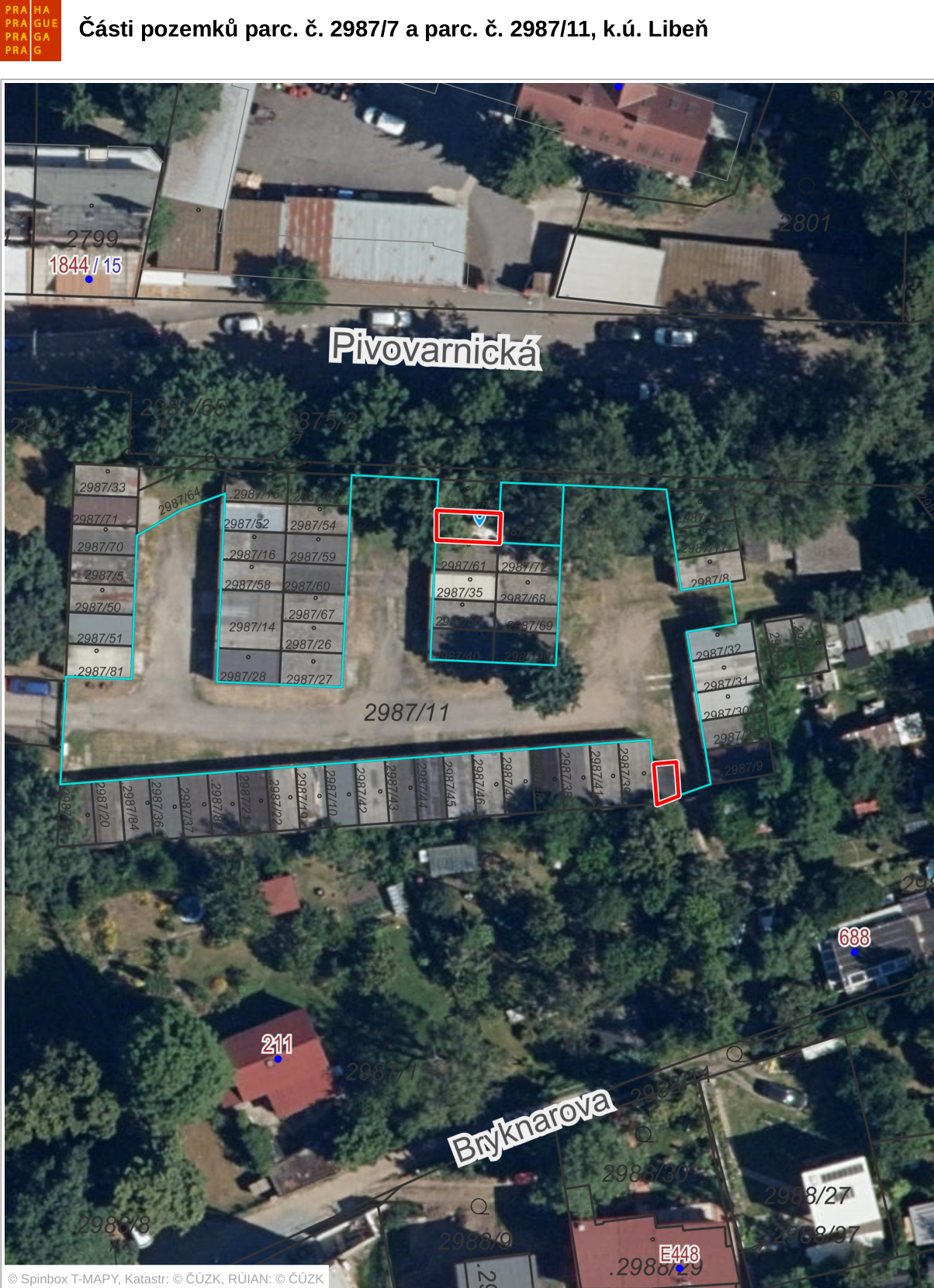 Mapa zobrazující části pozemků parc. č. 2987/7 a parc. č. 2987/11 v katastrálním území Libeň. Obrázek obsahuje ortofotomapu s vyznačenými hranicemi parcel a čísly pozemků (např. 2987/11, 2987/52, 2987/61, 2987/35, 2987/45, 2987/38, 2987/39, 2987/32, 2987/31, 2987/30, 2987/9, 2988/9, 2988/30, 2988/27, 2988/29, 2799, 1844/15, 211, 688, E448). V mapě jsou vyznačeny ulice Pivovarnická a Bryknarova. V horní části je text: 'Části pozemků parc. č. 2987/7 a parc. č. 2987/11, k.ú. Libeň'. V dolní části je uvedeno: '© Spinbox T-MAPY, Katastr: © ČÚZK, RÚIAN: © ČÚZK'.