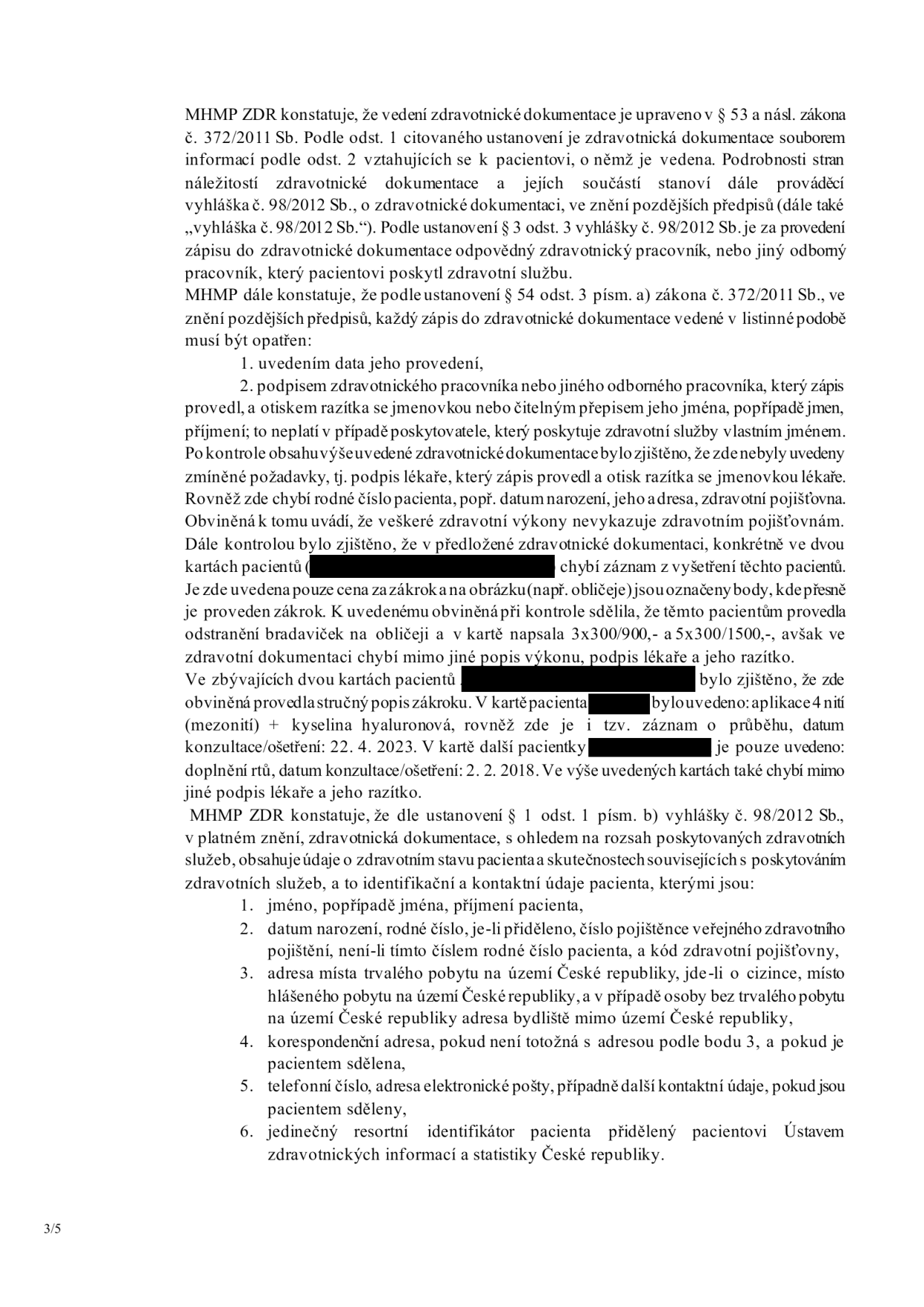 Úřední dokument MHMP ZDR týkající se nedostatků ve vedení zdravotnické dokumentace. Dokument konstatuje porušení zákona č. 372/2011 Sb. a vyhlášky č. 98/2012 Sb. Hlavní zjištěné nedostatky: chybějící podpisy lékaře, razítka, data provedení, identifikační údaje pacientů (datum narození, adresa, pojišťovna) a nedostatečné popisy provedených výkonů (např. odstranění bradaviček, aplikace nití, zvětšení rtů). Dokument dále cituje zákonné požadavky na náležitosti zdravotnické dokumentace, včetně povinných identifikačních a kontaktních údajů pacienta.