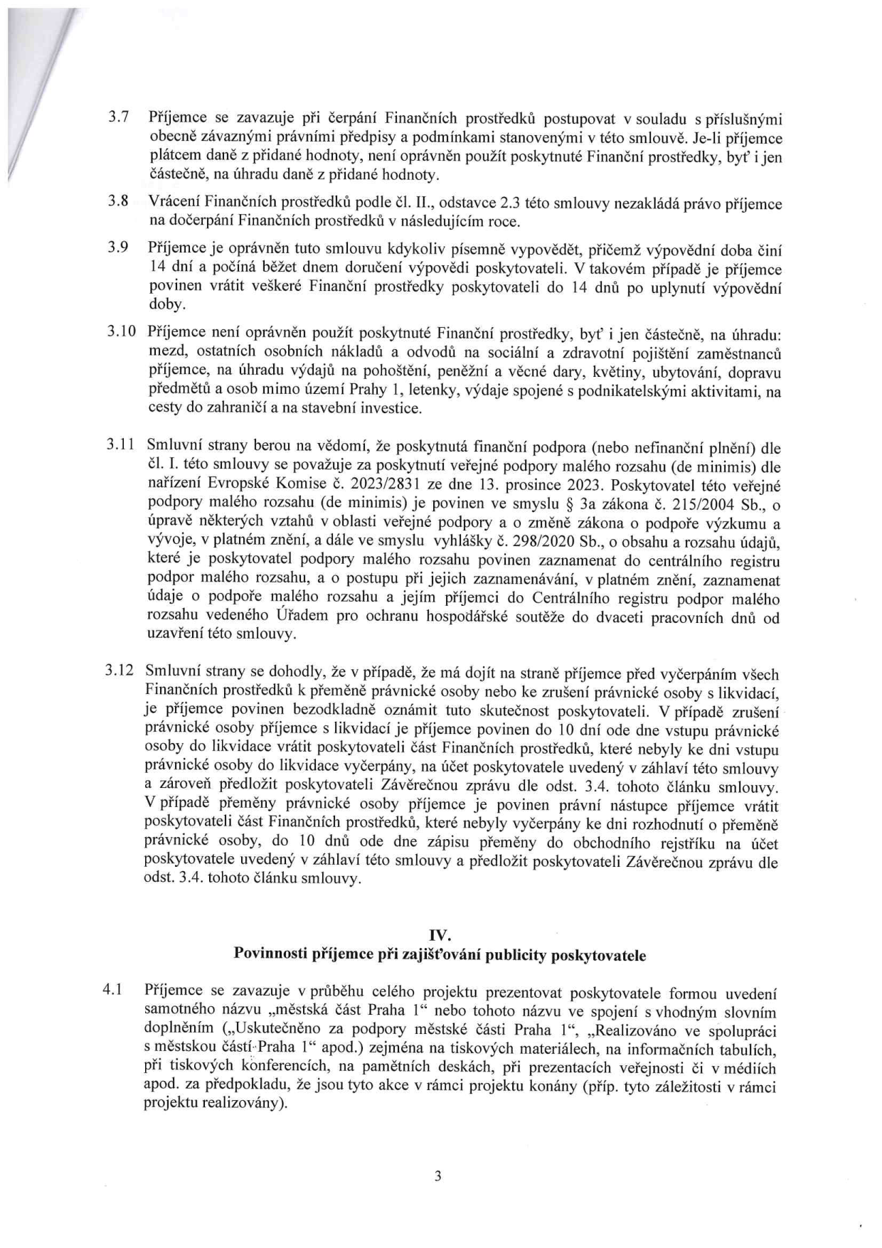 Strana 3 smlouvy obsahující body 3.7 až 4.1. Body 3.7-3.12 definují podmínky čerpání finančních prostředků, vracení prostředků, zákaz použití prostředků na určité výdaje (mzdy, dary, cestovné atd.), pravidla pro veřejnou podporu (de minimis) a postup při zániku či přeměně příjemce. Bod 4.1 stanovuje povinnosti příjemce ohledně publicity poskytovatele (městská část Praha 1) v rámci projektu.
