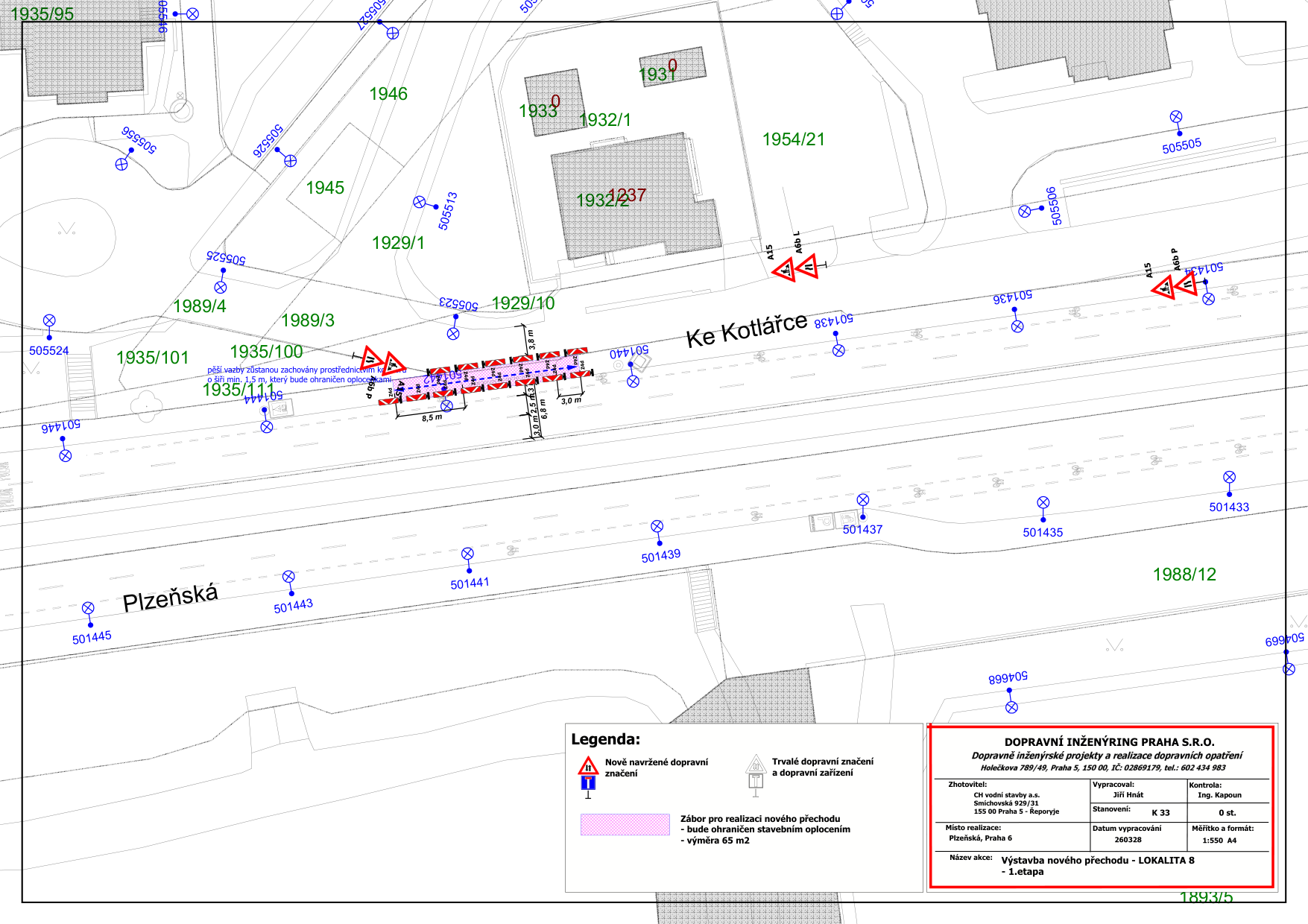 Situační nákres dopravního značení pro výstavbu nového přechodu v lokalitě Plzeňská, Praha 6. Mapa obsahuje katastrální čísla parcel (např. 1935/95, 1946, 1954/21, 1929/1, 1935/101, 1935/100, 1935/111, 1988/12, 1893/5) a označení ulic (Ke Kotlářce, Plzeňská). Legenda uvádí: 'Nové navržené dopravní značení', 'Trvalé dopravní značení a dopravní zařízení', 'Zábor pro realizaci nového přechodu - bude ohraničen stavebním oplocením - výměra 65 m2'. Text v plánu: 'pěší vazby zůstanou zachovány prostřednictvím koridoru o šíři min. 1,5 m, který bude ohraničen oplocením'. Rámeček s informacemi: 'DOPRAVNÍ INŽENÝRING PRAHA S.R.O.', 'Dopravně inženýrské projekty a realizace dopravních opatření', 'Holečkova 789/49, Praha 5, 150 00, IČ: 02869179, tel.: 602 434 983'. Zhotovitel: CH vodní stavby a.s., Místo realizace: Plzeňská, Praha 6, Název akce: Výstavba nového přechodu - LOKALITA 8 - 1.etapa, Datum vypracování: 260328, Stanovení: K 33, Měřítko: 1:550 A4.