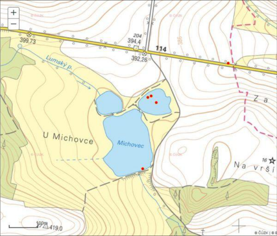 Výřez topografické mapy zobrazující oblast 'U Michovce' s vodní plochou 'Michovec' a přítokem 'Lumský p.', silnici č. 114, výškové body 399,73, 394,4, 392,26 a 419,0, a lokalitu 'Na vrší'. V mapě jsou červenými tečkami vyznačena konkrétní místa.