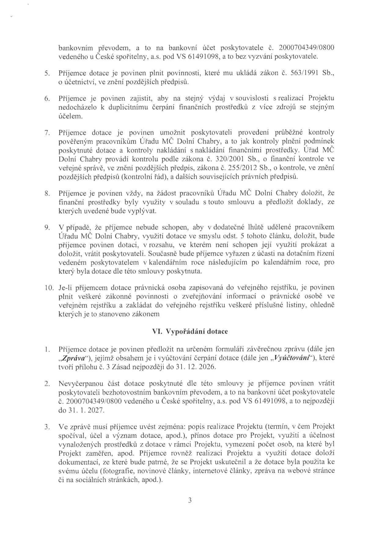 Strana 3 smlouvy o poskytnutí dotace. Obsahuje body 5-10 týkající se povinností příjemce dotace (dodržování zákona o účetnictví, zákaz duplicitního čerpání, umožnění kontroly Úřadem MČ Dolní Chabry, povinnost doložit využití dotace, následky neprokázání využití dotace, povinnosti právnických osob). Dále obsahuje oddíl VI. 'Vypořádání dotace' s body 1-3: povinnost předložit závěrečnou zprávu a vyúčtování do 31. 12. 2026, povinnost vrátit nevyčerpanou část dotace na účet poskytovatele č. 2000704349/0800 u České spořitelny, a.s. pod VS 61491098 do 31. 1. 2027, a náležitosti závěrečné zprávy (popis projektu, přínos, účelnost, dokumentace jako fotografie, články atd.).
