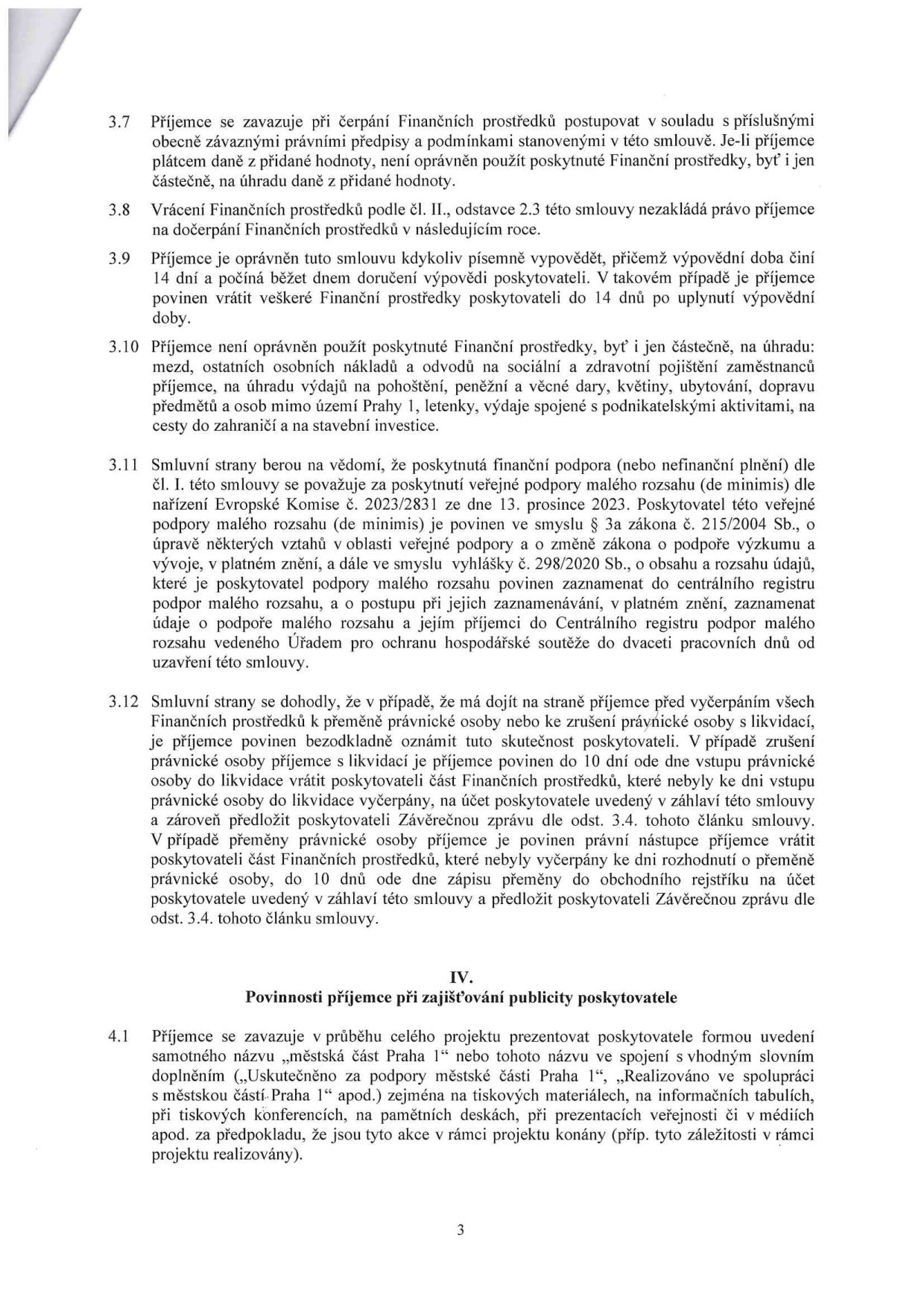 Strana 3 smlouvy obsahující body 3.7 až 4.1. Body 3.7-3.12 definují pravidla pro čerpání finančních prostředků, vracení prostředků, výpověď smlouvy, omezení použití prostředků (např. zákaz úhrady mezd, pohoštění, darů, cest mimo Prahu 1), pravidla pro veřejnou podporu malého rozsahu (de minimis) a postup při zániku či přeměně příjemce. Článek IV, bod 4.1, stanovuje povinnost příjemce prezentovat poskytovatele (městskou část Praha 1) v rámci projektu na tiskových materiálech, informačních tabulích, konferencích či v médiích.