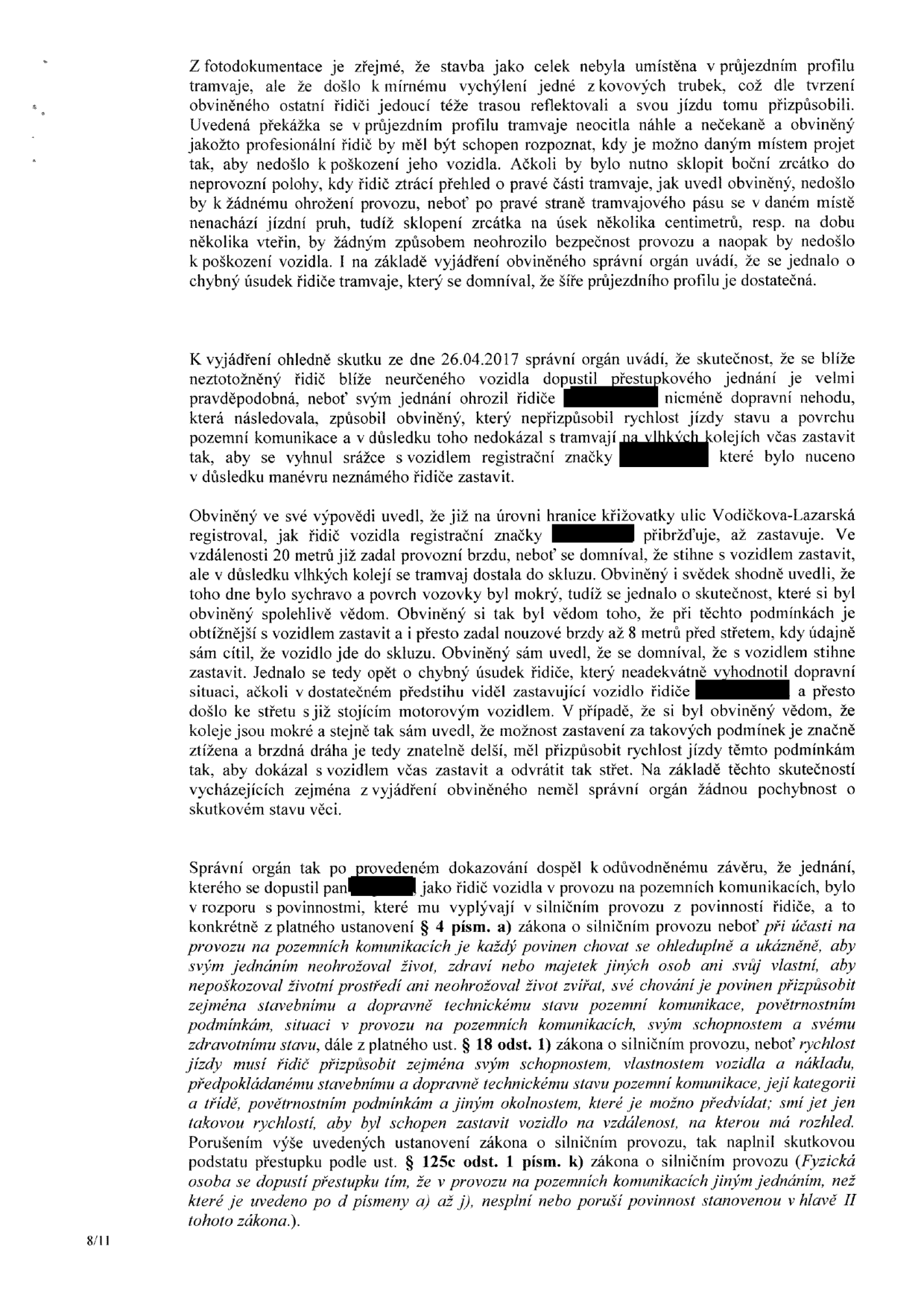 Právní dokument (strana 8/11) obsahující odůvodnění rozhodnutí správního orgánu v případu dopravní nehody. Text analyzuje: 1) Umístění stavby v průjezdném profilu tramvaje a chybný úsudek řidiče tramvaje o šířce profilu. 2) Dopravní nehodu ze dne 26.04.2017, kdy řidič vozidla (registrační značka začerněna) nepřizpůsobil rychlost stavu vozovky a narazil do stojícího vozidla v křižovatce ulic Vodičkova-Lazarská. 3) Právní kvalifikaci jednání řidiče jako porušení § 4 písm. a) a § 18 odst. 1 zákona o silničním provozu, což naplňuje skutkovou podstatu přestupku podle § 125c odst. 1 písm. k) téhož zákona.