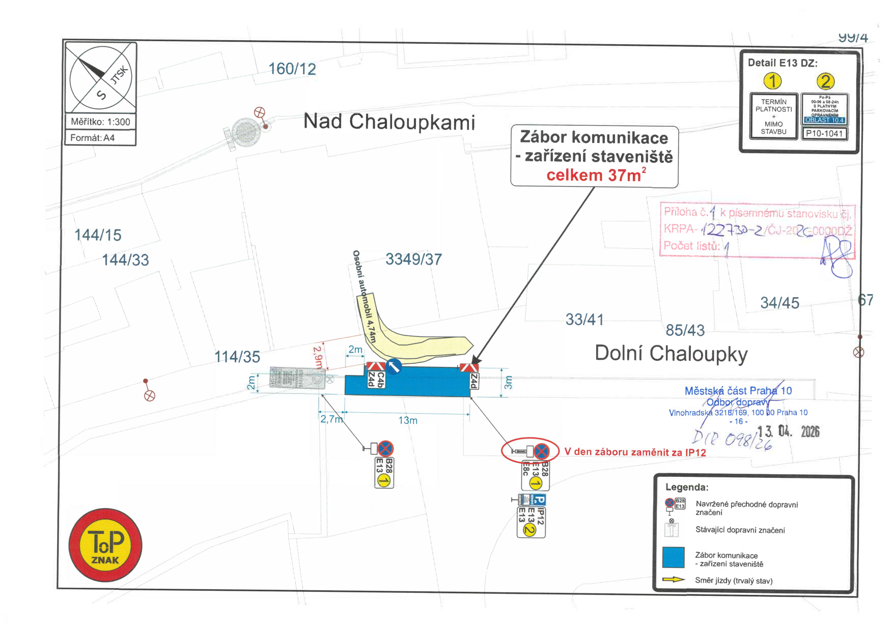 Situační nákres záboru komunikace pro zařízení staveniště v ulicích Nad Chaloupkami a Dolní Chaloupky, Praha 10. Celková plocha záboru je 37 m². Dokument obsahuje technické značení (Z4d, C4b, B28, E13, IP12), rozměry záboru (13m x 3m, 2,7m x 2m), katastrální čísla parcel (160/12, 144/15, 144/33, 114/35, 3349/37, 33/41, 85/43, 34/45). Obsahuje razítko Městské části Praha 10, Odbor dopravy, datum 13. 04. 2026, č.j. KRPA-122730-2/ČJ-2026-0000DŽ. Poznámka: 'V den záboru zaměnit za IP12'. Měřítko 1:300, formát A4.