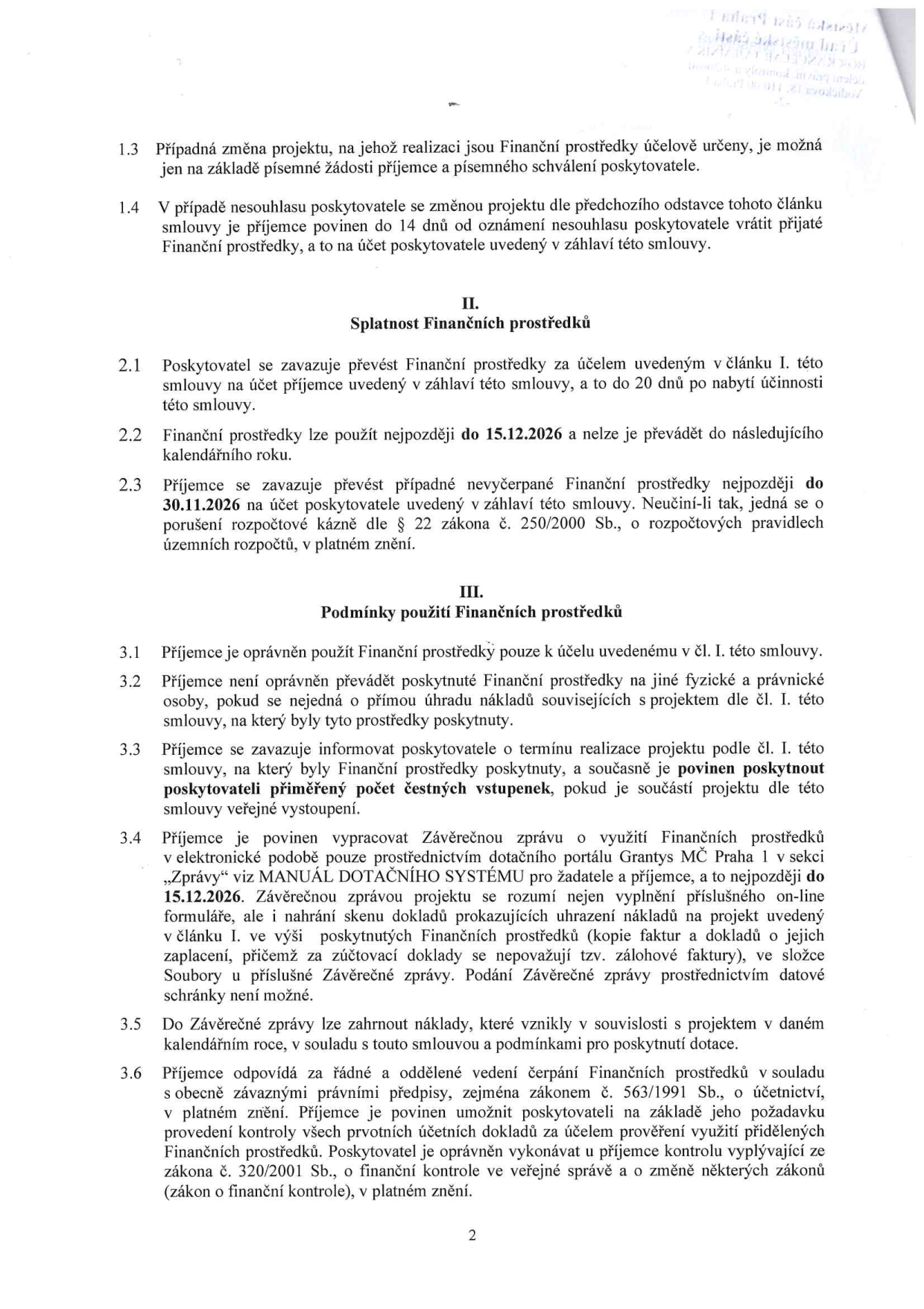 Strana 2 smlouvy o poskytnutí finančních prostředků. Obsahuje body: 1.3 a 1.4 (změna projektu), II. Splatnost finančních prostředků (body 2.1 až 2.3, termíny 15.12.2026 pro použití a 30.11.2026 pro vrácení nevyčerpaných prostředků), III. Podmínky použití finančních prostředků (body 3.1 až 3.6, včetně povinnosti podat Závěrečnou zprávu přes dotační portál Granty MČ Praha 1 do 15.12.2026 a povinnosti vést účetnictví dle zákona č. 563/1991 Sb.).