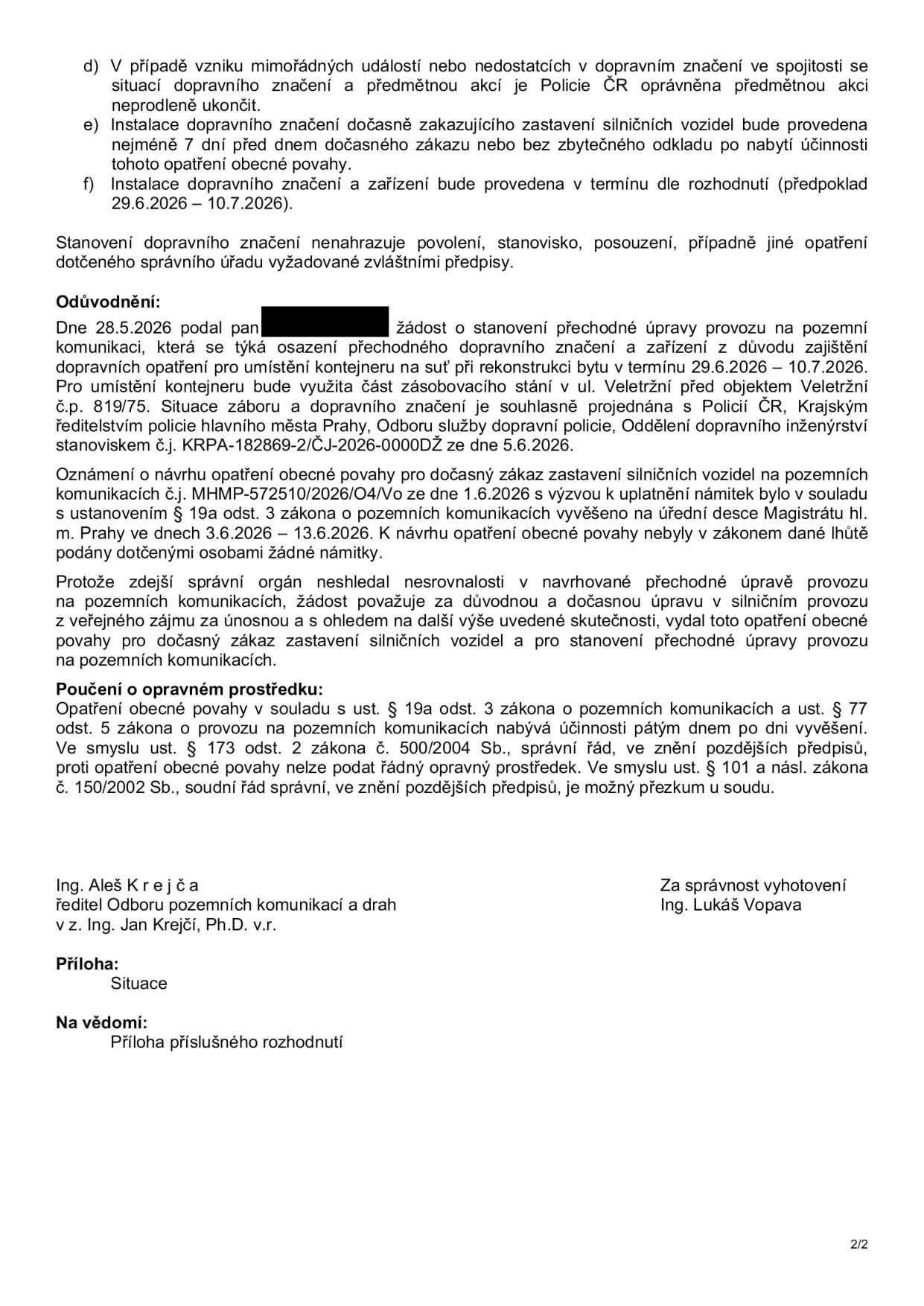Druhá strana úředního rozhodnutí o dočasné úpravě provozu na pozemních komunikacích. Obsahuje body d), e), f) týkající se instalace dopravního značení v termínu 29.6.2026 – 10.7.2026. Odůvodnění: Žádost podána 28.5.2026 pro umístění kontejneru na suť při rekonstrukci bytu v ul. Veletržní před objektem č.p. 819/75. Stanovisko Policie ČR č.j. KRPA-182869-2/ČJ-2026-0000DŽ ze dne 5.6.2026. Oznámení MHMP-572510/2026/O4/Vo ze dne 1.6.2026 bylo vyvěšeno na úřední desce 3.6.2026 – 13.6.2026. Poučení o opravném prostředku: Opatření nabývá účinnosti pátým dnem po vyvěšení, nelze podat řádný opravný prostředek, možný přezkum u soudu. Podepsáni Ing. Aleš Krejča (ředitel Odboru pozemních komunikací a drah) a Ing. Lukáš Vopava (za správnost vyhotovení). Příloha: Situace. Na vědomí: Příloha příslušného rozhodnutí.