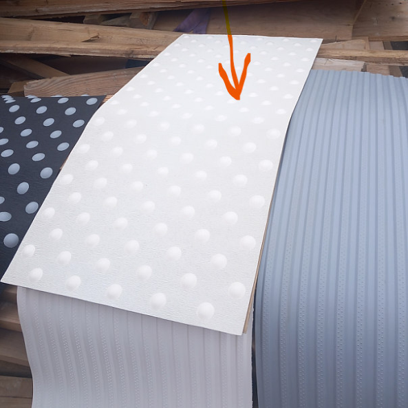 Fotografie vzorků podlahových krytin nebo protiskluzových prvků, pravděpodobně součást dokumentace k vybavení stavby.