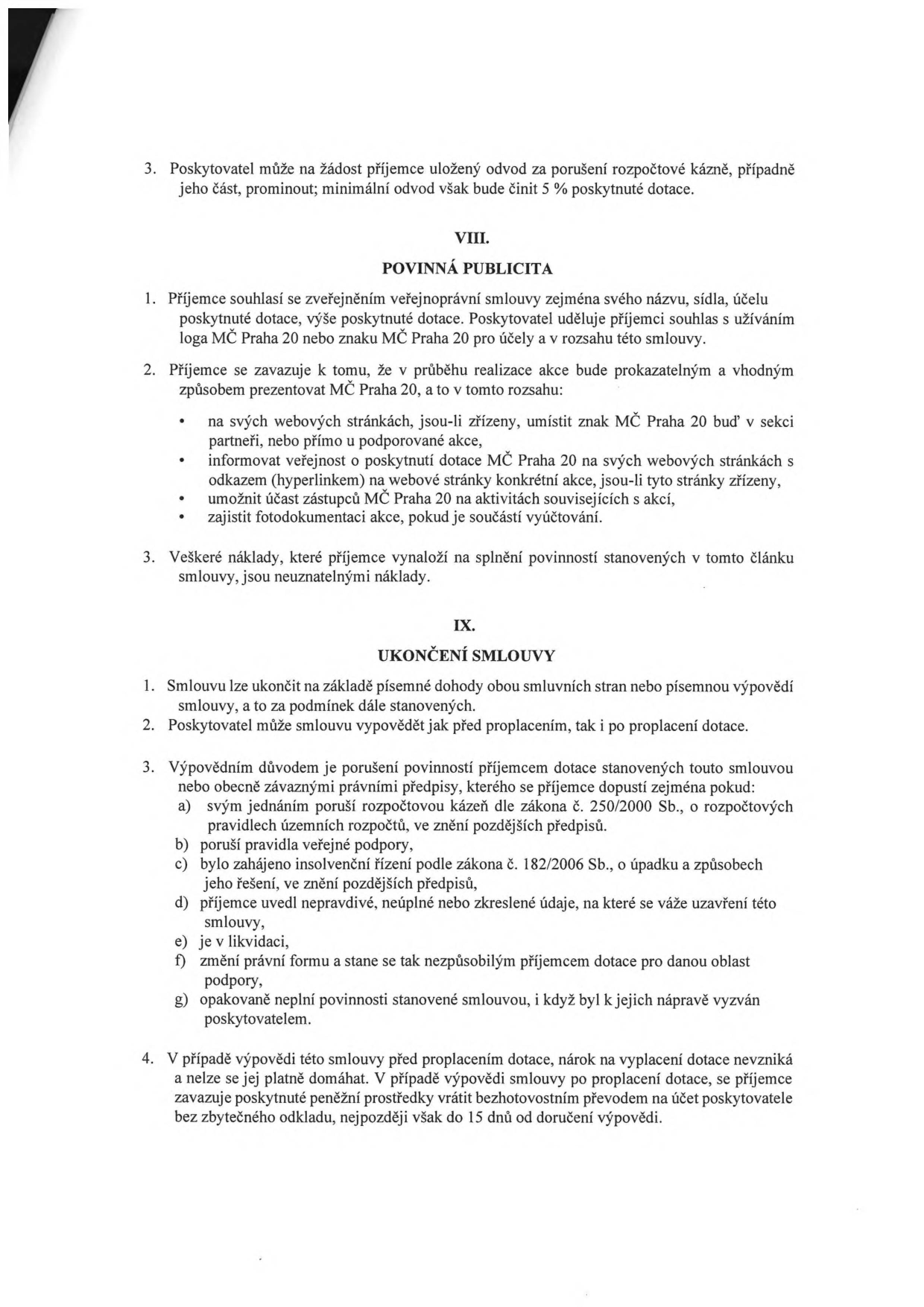Text smlouvy o poskytnutí dotace, obsahující články VIII. (Povinná publicita) a IX. (Ukončení smlouvy). Článek VIII specifikuje povinnosti příjemce dotace ohledně propagace MČ Praha 20 (užití loga, webové stránky, fotodokumentace). Článek IX definuje podmínky pro ukončení smlouvy, včetně výpovědi ze strany poskytovatele při porušení rozpočtové kázně, insolvenci, likvidaci nebo uvedení nepravdivých údajů, a povinnost vrácení dotace v případě výpovědi.