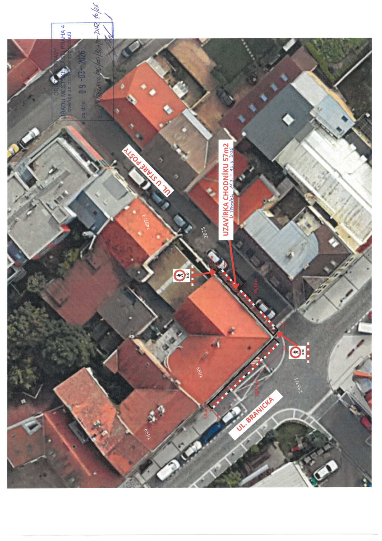 Situační nákres uzavírky chodníku na křižovatce ulic U Staré pošty a Branická zakreslený do ortofotomapy.