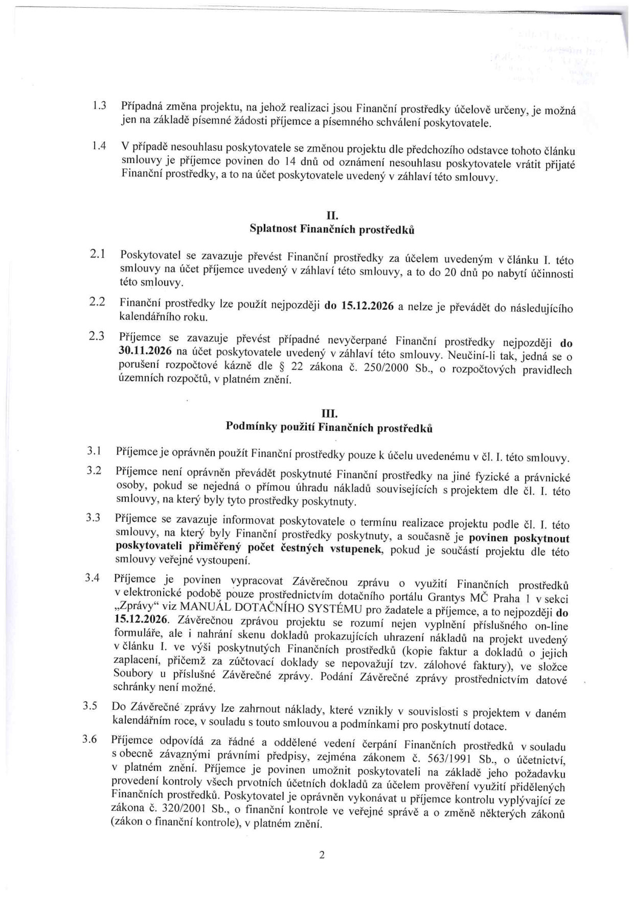Text smlouvy o poskytnutí dotace, část II. a III.: 1.3 Změna projektu možná na základě písemné žádosti a schválení. 1.4 Povinnost vrátit prostředky do 14 dnů při nesouhlasu poskytovatele. II. Splatnost finančních prostředků: 2.1 Převod prostředků do 20 dnů po nabytí účinnosti. 2.2 Prostředky lze použít do 15.12.2026. 2.3 Nevyčerpané prostředky nutno vrátit do 30.11.2026. III. Podmínky použití: 3.1 Prostředky pouze k účelu smlouvy. 3.2 Zákaz převodu na jiné osoby. 3.3 Povinnost informovat o termínu realizace a poskytnout vstupenky. 3.4 Povinnost vypracovat závěrečnou zprávu přes portál Grantys MČ Praha 1 do 15.12.2026 včetně doložení faktur a dokladů o zaplacení. 3.5 Zahrnutí nákladů vzniklých v daném roce. 3.6 Povinnost řádného vedení účetnictví dle zákona č. 563/1991 Sb. a umožnění kontroly dle zákona č. 320/2001 Sb.
