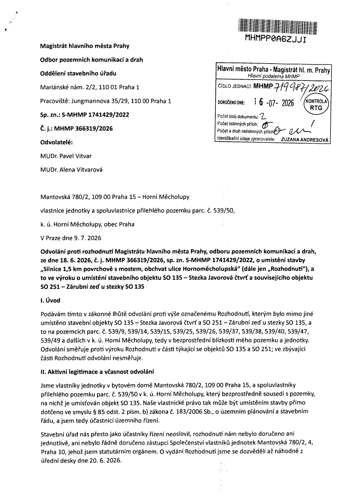 Odvolání proti rozhodnutí Magistrátu hlavního města Prahy, odboru pozemních komunikací a drah, ze dne 18. 6. 2026 (č. j. MHMP 366319/2026, sp. zn. S-MHMP 1741429/2022) o umístění stavby „Silnice 1,5 km povrchově s mostem, obchvat ulice Hornoměcholupská“. Odvolatelé: MUDr. Pavel Vitvar a MUDr. Alena Vitvarová, Mantovská 780/2, 109 00 Praha 15 – Horní Měcholupy. Předmětem odvolání je umístění stavebních objektů SO 135 (Stezka Javorová čtvrť) a SO 251 (Zárubní zeď u stezky SO 135) na pozemcích parc. č. 539/9, 539/14, 539/15, 539/25, 539/26, 539/37, 539/38, 539/40, 539/47, 539/49 a dalších v k. ú. Horní Měcholupy. Odvolatelé namítají, že nebyli jako účastníci řízení osloveni a o vydání rozhodnutí se dozvěděli náhodně z úřední desky dne 20. 6. 2026. Dokument byl podán dne 9. 7. 2026 a doručen na podatelnu MHMP dne 16. 7. 2026 (číslo jednací MHMP 719987/2026).