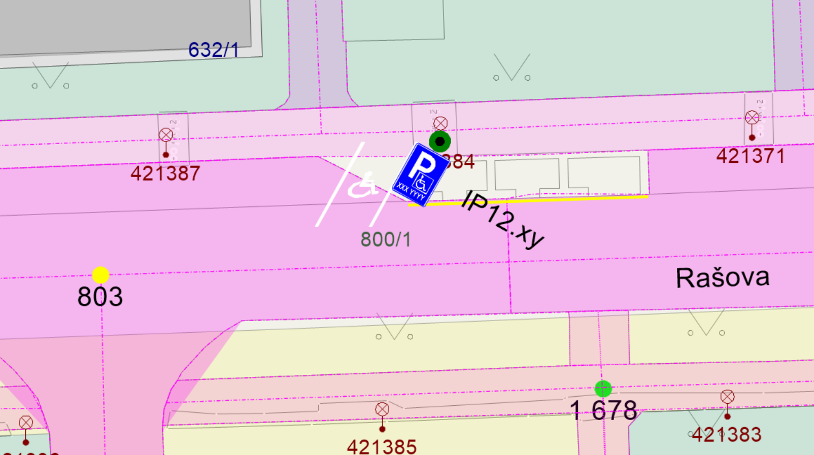 Výřez situačního plánku s vyznačením parkovacího místa pro tělesně postižené u ulice Rašova.
