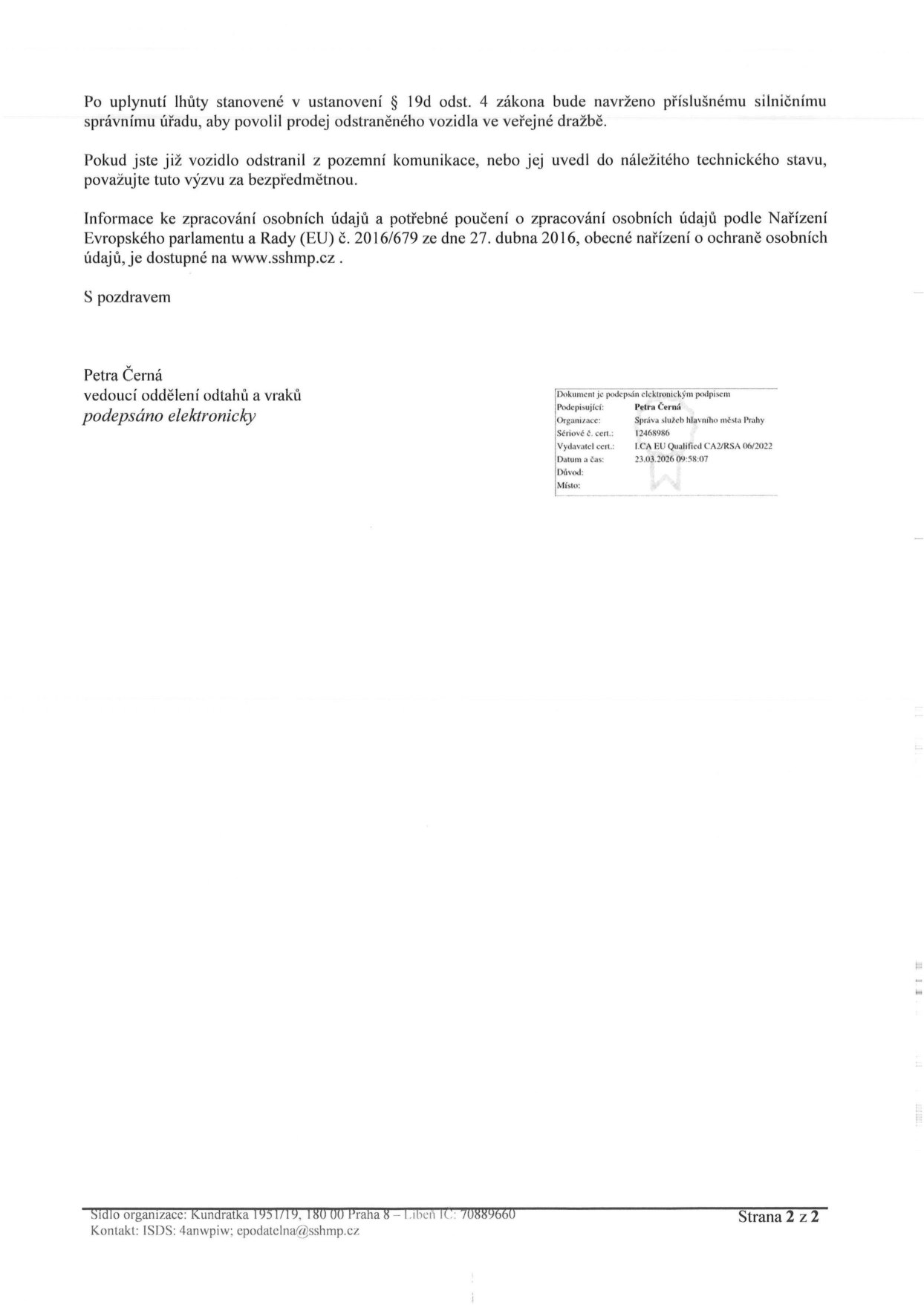 Druhá strana úředního oznámení týkajícího se odstranění vozidla. Text obsahuje: 'Po uplynutí lhůty stanovené v ustanovení § 19d odst. 4 zákona bude navrženo příslušnému silničnímu správnímu úřadu, aby povolil prodej odstraněného vozidla ve veřejné dražbě. Pokud jste již vozidlo odstranil z pozemní komunikace, nebo jej uvedl do náležitého technického stavu, považujte tuto výzvu za bezpředmětnou. Informace ke zpracování osobních údajů a potřebné poučení o zpracování osobních údajů podle Nařízení Evropského parlamentu a Rady (EU) č. 2016/679 ze dne 27. dubna 2016, obecné nařízení o ochraně osobních údajů, je dostupné na www.sshmp.cz. S pozdravem Petra Černá, vedoucí oddělení odtahů a vraků, podepsáno elektronicky.' V pravé části je tabulka s údaji o elektronickém podpisu: Podepisující: Petra Černá, Organizace: Správa služeb hlavního města Prahy, Sériové č. cert.: 12468986, Vydavatel cert.: ICA EU Qualified CA2/RSA 06/2022, Datum a čas: 23.03.2026 09:58:07. V patičce je uvedeno: Sídlo organizace: Kundratka 1951/19, 180 00 Praha 8 – Libeň, IČ: 70889660, Kontakt: ISDS: 4anwpiw; epodatelna@sshmp.cz, Strana 2 z 2.