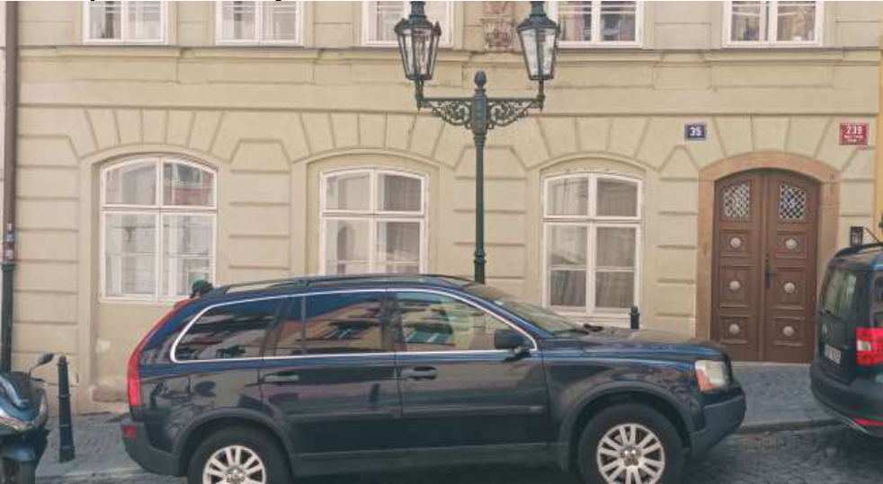 Fotografie budovy s orientačními čísly 35 a 239 na fasádě.