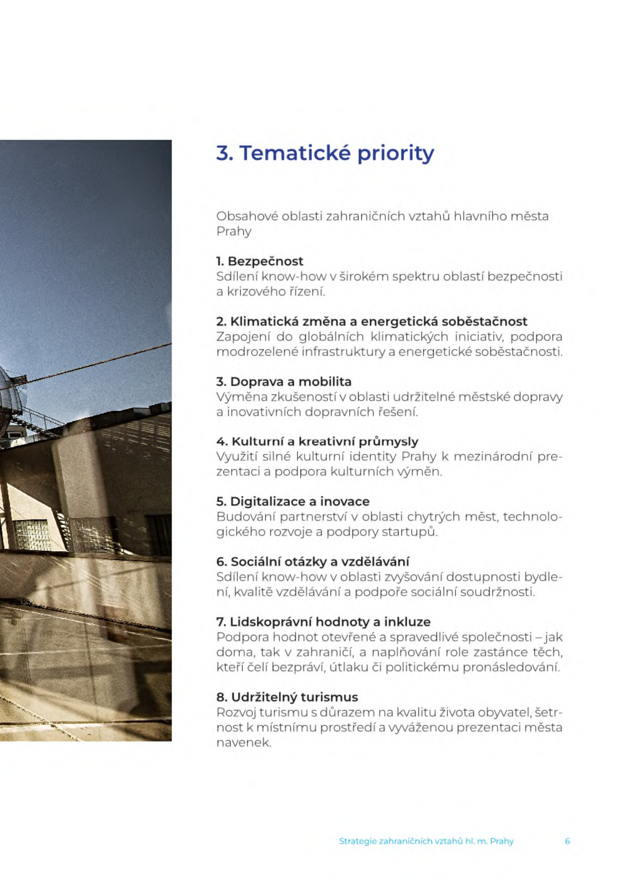 Strana 6 dokumentu 'Strategie zahraničních vztahů hl. m. Prahy' s názvem '3. Tematické priority'. Obsahuje seznam osmi priorit: 1. Bezpečnost (sdílení know-how v oblasti bezpečnosti a krizového řízení), 2. Klimatická změna a energetická soběstačnost (zapojení do globálních iniciativ, modrozelená infrastruktura), 3. Doprava a mobilita (udržitelná městská doprava), 4. Kulturní a kreativní průmysly (využití kulturní identity Prahy), 5. Digitalizace a inovace (chytrá města, podpora startupů), 6. Sociální otázky a vzdělávání (dostupnost bydlení, kvalita vzdělávání), 7. Lidskoprávní hodnoty a inkluze (podpora otevřené společnosti, zastání pronásledovaných), 8. Udržitelný turismus (kvalita života obyvatel, šetrnost k prostředí).