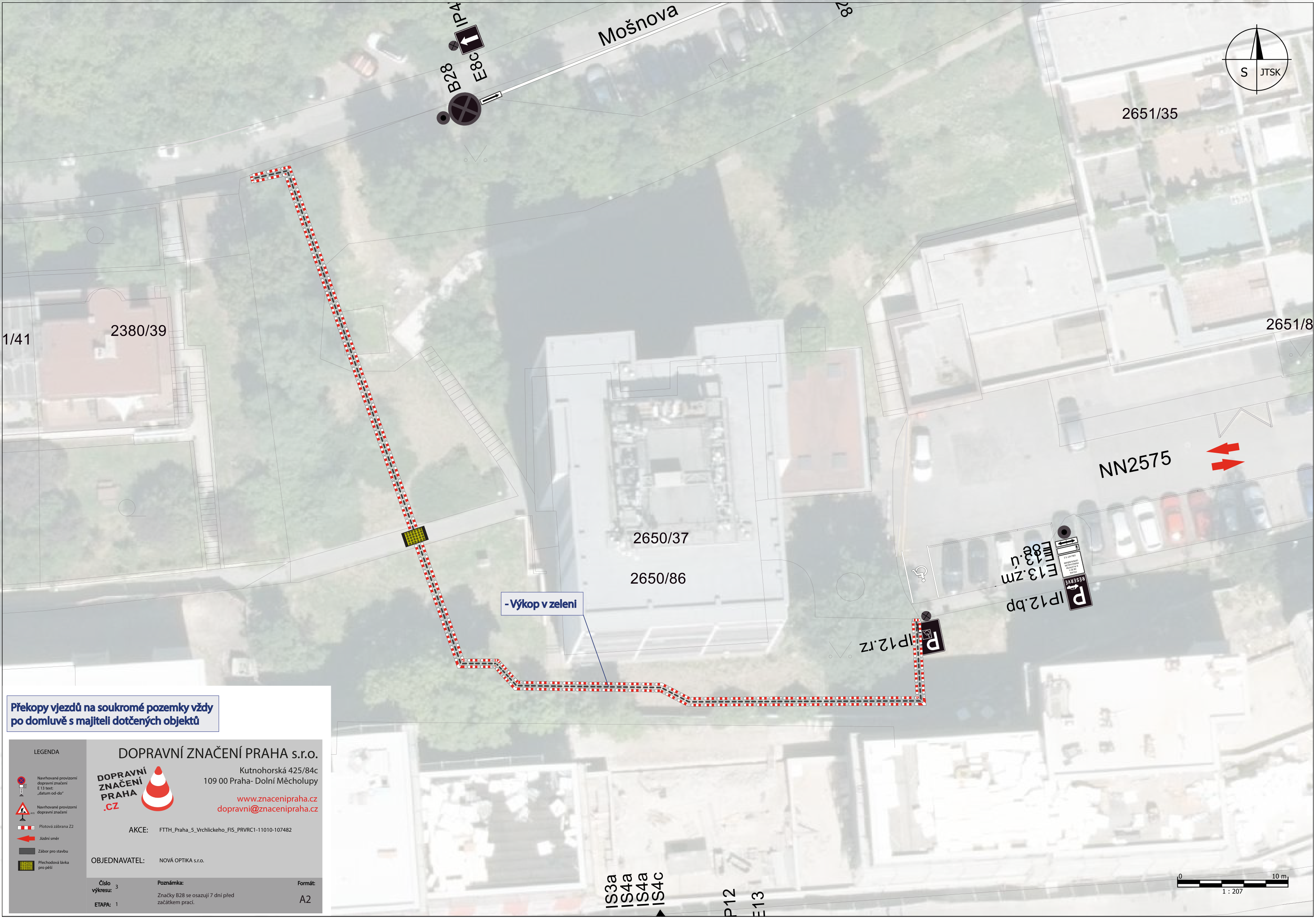 Situační plán stavby (FTTH_Praha_5_Vrchlickeho_FIS_PRVRC1-11010-107482) pro pokládku optické sítě. Mapa zobrazuje trasu výkopu (červená přerušovaná čára) v okolí budov 2650/37 a 2650/86 v Praze. Obsahuje legendu: 'Překopy vjezdů na soukromé pozemky vždy po domluvě s majiteli dotčených objektů'. Identifikace zhotovitele: DOPRAVNÍ ZNAČENÍ PRAHA s.r.o., Kutnohorská 425/84c, 109 00 Praha-Dolní Měcholupy, www.znacenipraha.cz, dopravni@znacenipraha.cz. Objednatel: NOVÁ OPTIKA s.r.o. Poznámka: Značky B28 se osazují 7 dní před začátkem prací. Měřítko 1:207.