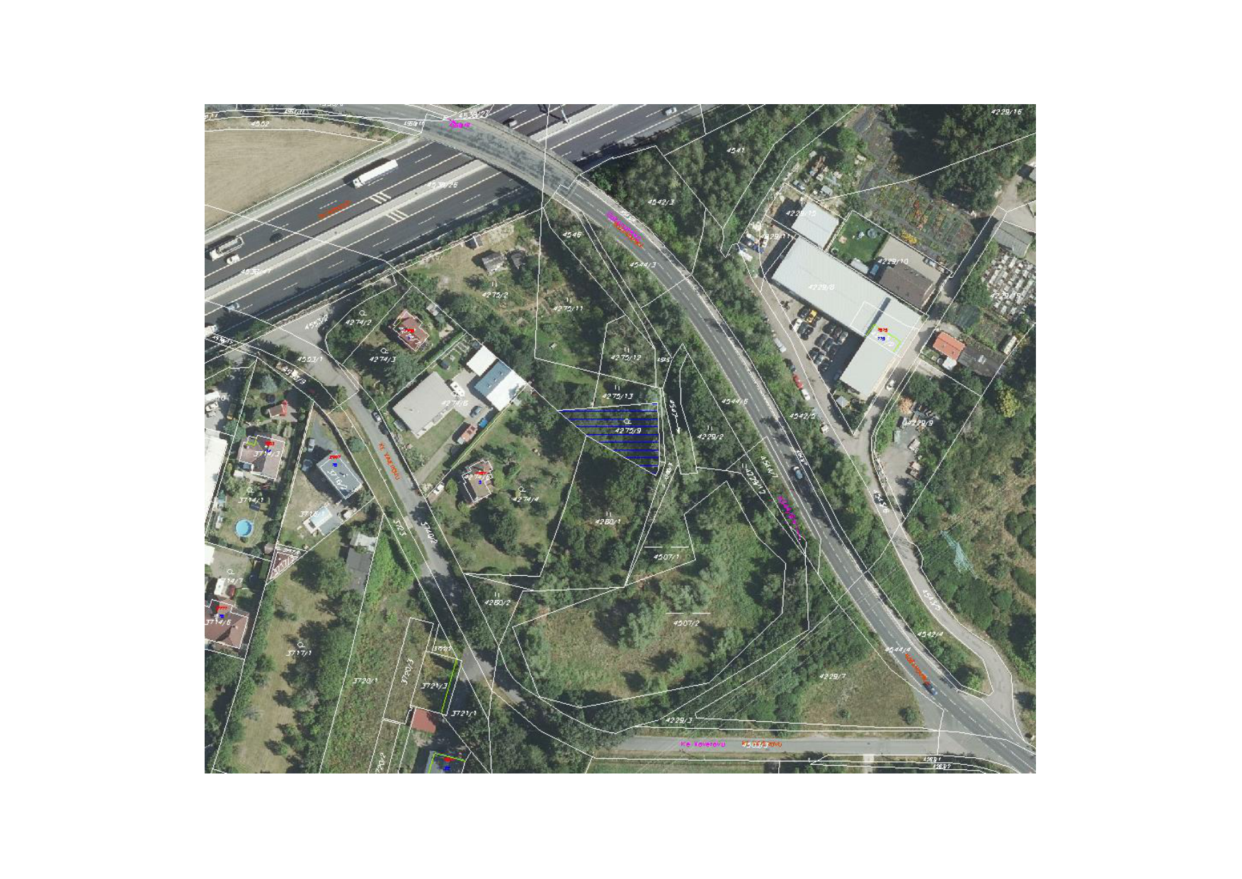 Ortofotomapa s vyznačenými katastrálními hranicemi pozemků a zvýrazněnou parcelou č. 4275/9.