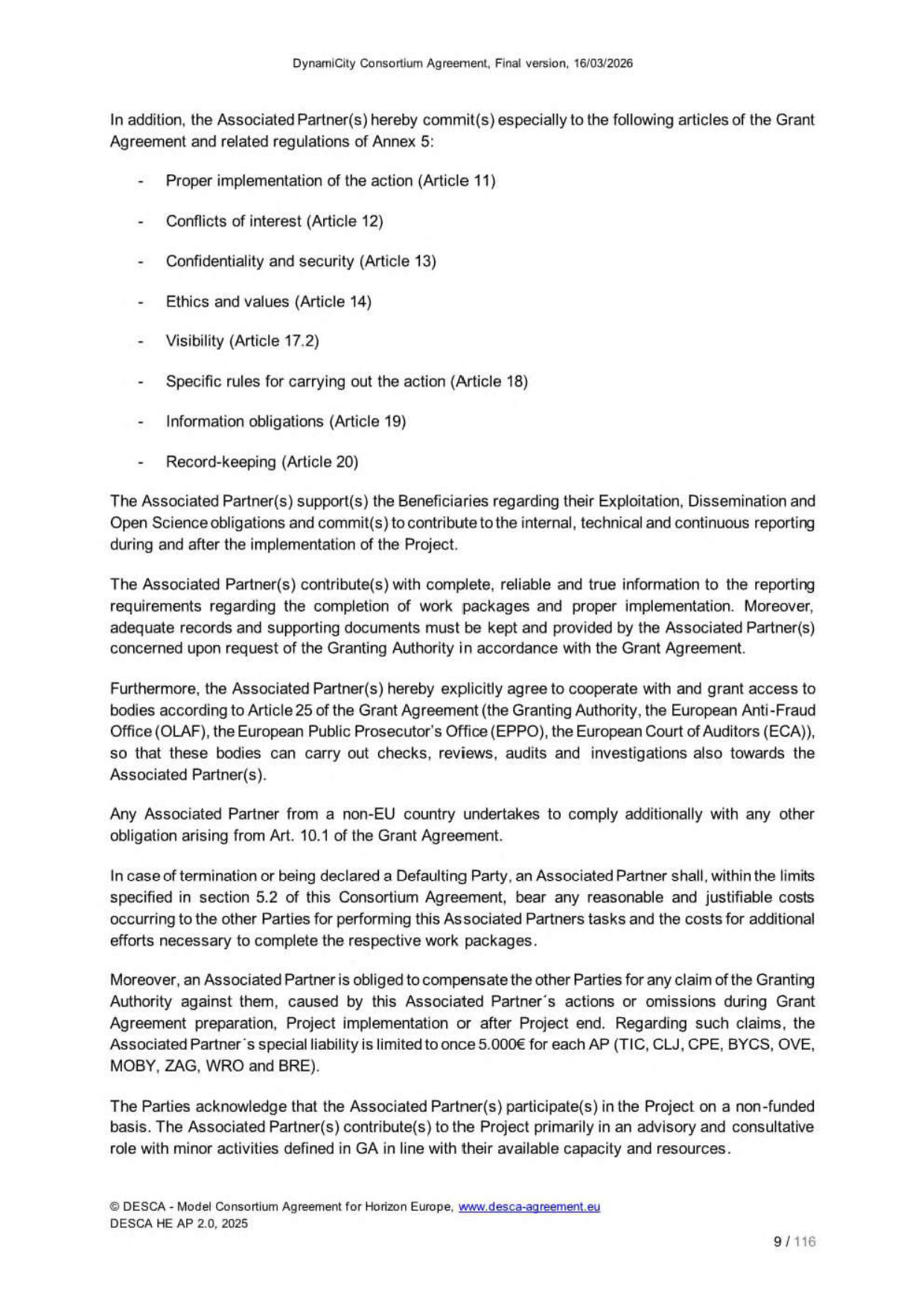 Strana 9 z dokumentu 'DynamiCity Consortium Agreement, Final version, 16/03/2026'. Dokument definuje závazky přidružených partnerů (Associated Partners) v rámci projektu, včetně dodržování článků 11, 12, 13, 14, 17.2, 18, 19 a 20 Grantové dohody. Upravuje povinnosti v oblasti reportingu, spolupráce s orgány (OLAF, EPPO, ECA), odpovědnost za škody a finanční limity odpovědnosti (5.000 € pro partnery TIC, CLJ, CPE, BYCS, OVE, MOBY, ZAG, WRO a BRE). Potvrzuje, že partneři se účastní na nefinancovaném základě v poradní roli. Dokument vychází z modelu DESCA - Model Consortium Agreement for Horizon Europe, verze 2.0, 2025.