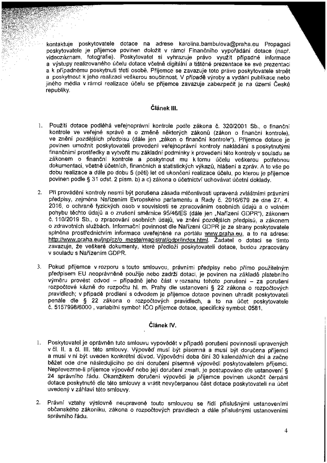Text smlouvy o poskytnutí dotace. Obsahuje: Článek III (veřejnoprávní kontrola, zákon č. 320/2001 Sb., ochrana osobních údajů GDPR, sankce za porušení rozpočtové kázně, platební údaje: účet 5157998/6000, variabilní symbol: IČO příjemce, specifický symbol: 0581) a Článek IV (výpověď smlouvy, výpovědní lhůta 30 dní, právní vztahy dle občanského zákoníku a správního řádu). V úvodu zmíněn kontakt: karolina.bambulova@praha.eu.