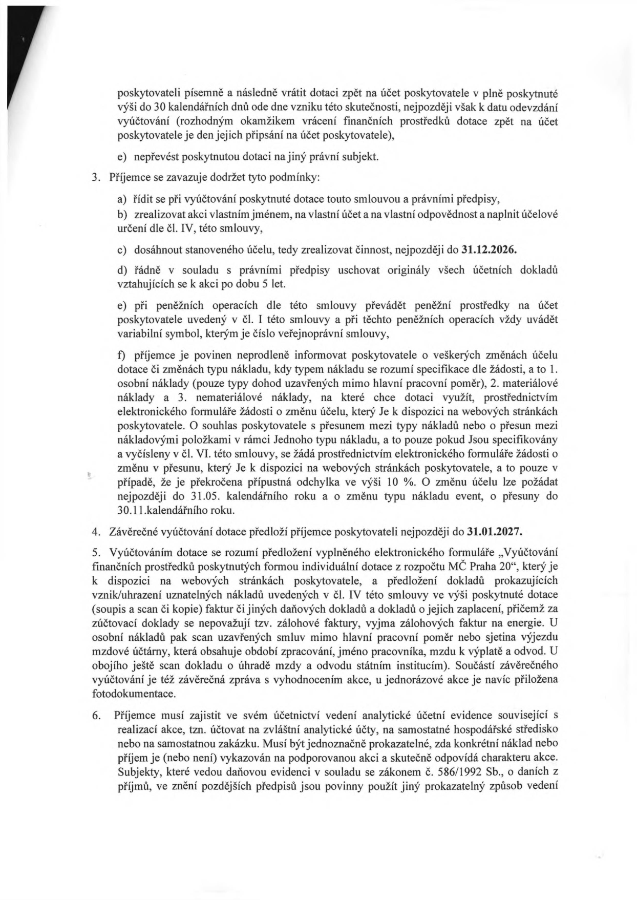 Výňatek ze smlouvy o poskytnutí dotace MČ Praha 20. Obsahuje povinnosti příjemce: 3. a) řídit se smlouvou a předpisy, b) realizovat akci vlastním jménem a odpovědností, c) dosáhnout účelu do 31.12.2026, d) uschovat účetní doklady po dobu 5 let, e) uvádět variabilní symbol při platbách, f) informovat o změnách účelu či typu nákladů (změny do 10 % lze žádat do 31.05. nebo 30.11.). 4. Závěrečné vyúčtování nutno předložit do 31.01.2027. 5. Specifikace náležitostí vyúčtování (elektronický formulář, doklady, faktury, mzdové náklady, závěrečná zpráva, fotodokumentace). 6. Požadavky na analytickou účetní evidenci a prokazatelnost nákladů.