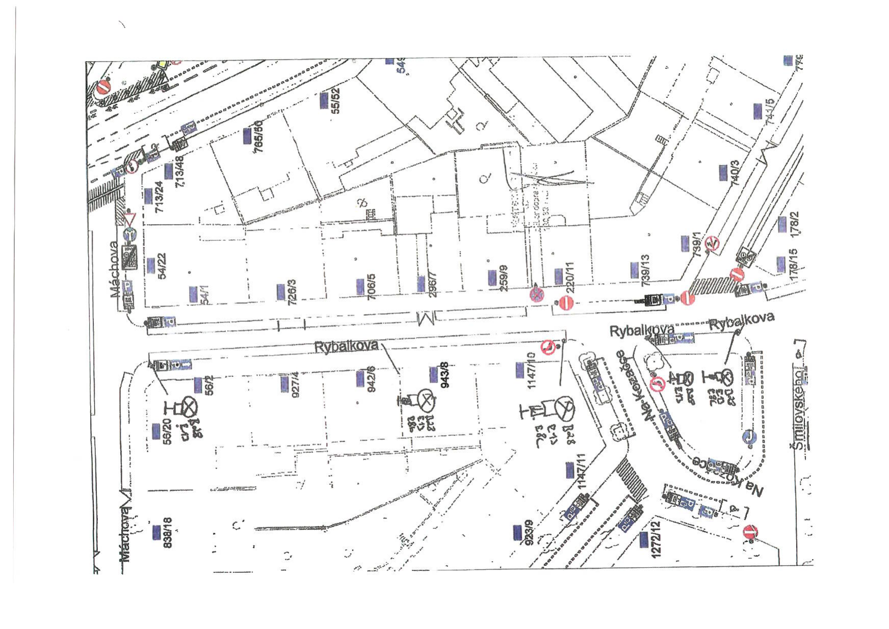 Situační nákres dopravního značení v ulicích Rybalkova, Máchova a Na Kozačce. Mapa obsahuje čísla parcel (např. 713/24, 765/56, 54/22, 54/1, 56/2, 927/4, 942/6, 943/8, 1147/10, 1147/11, 838/18, 56/20, 220/11, 259/9, 296/7, 706/5, 739/1, 739/13, 740/3, 741/5, 178/15, 178/2, 923/9, 1272/12) a názvy ulic. Jsou zde vyznačeny symboly dopravního značení, jako jsou zákazy vjezdu, jednosměrné provoz, parkovací plochy a dopravní značky omezující provoz.