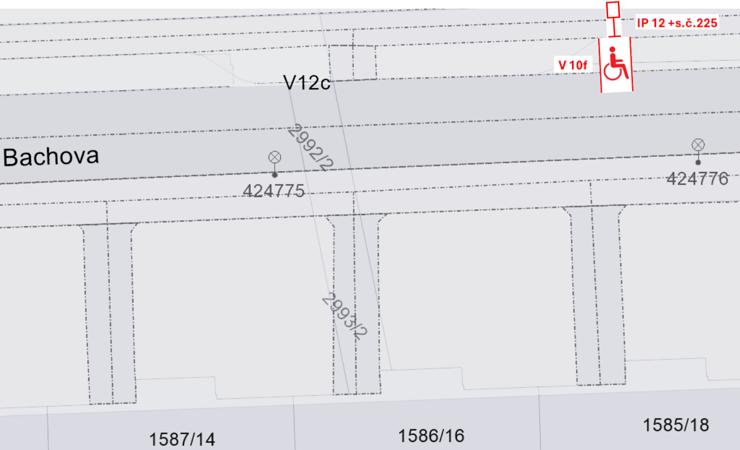 Výřez situačního plánu nebo katastrální mapy v oblasti ulice Bachova. Obsahuje parcelní čísla (1587/14, 1586/16, 1585/18, 2992/2, 2993/2), identifikační čísla bodů (424775, 424776), označení typu V12c a dopravní značení pro bezbariérový přístup (symbol vozíčkáře, značka IP 12 + s.č. 225, V 10f).