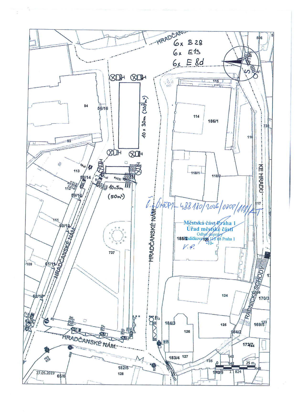 Situace dopravního značení na Hradčanském náměstí. Obsahuje: ručně psané poznámky '6x B 28', '6x E 13', '6x E 8d'. V plánu jsou vyznačená místa pro stání: obdélník s popiskem '10 x 30m (300m²)' a '10 x 5m (50m²)'. Dále text: 'Městská část Praha 1, Úřad městské části, Odbor dopravy, Vodičkova 18, 115 68 Praha 1', jednací číslo 'č.j. MCP1-488180/2026/ODOP/112/KT', datum '27.05.2019' a grafické měřítko 25 m. V plánu jsou názvy ulic 'Hradčanské nám.' a 'Radnické schody' a čísla parcel (např. 94, 114, 126, 184/3, 183/4, 128, 182/5, 65/6).