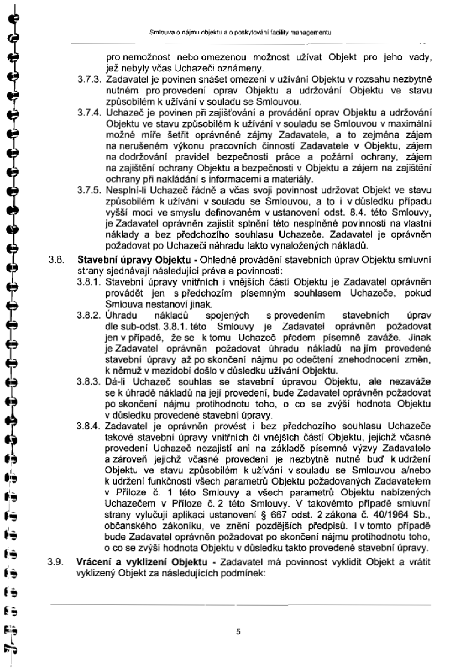 Strana 5 smlouvy o nájmu objektu a o poskytování facility managementu. Obsahuje body 3.7.3 až 3.9: 3.7.3 Povinnost zadavatele snášet omezení v užívání objektu při opravách. 3.7.4 Povinnost uchazeče šetřit zájmy zadavatele při opravách. 3.7.5 Postup zadavatele při nesplnění povinností uchazeče. 3.8 Stavební úpravy objektu: 3.8.1 Nutnost písemného souhlasu uchazeče pro stavební úpravy. 3.8.2 Úhrada nákladů na stavební úpravy. 3.8.3 Nárok na protihodnotu zvýšení hodnoty objektu. 3.8.4 Právo zadavatele provést nezbytné úpravy bez souhlasu uchazeče a nárok na protihodnotu. 3.9 Vrácení a vyklizení objektu (úvodní text).