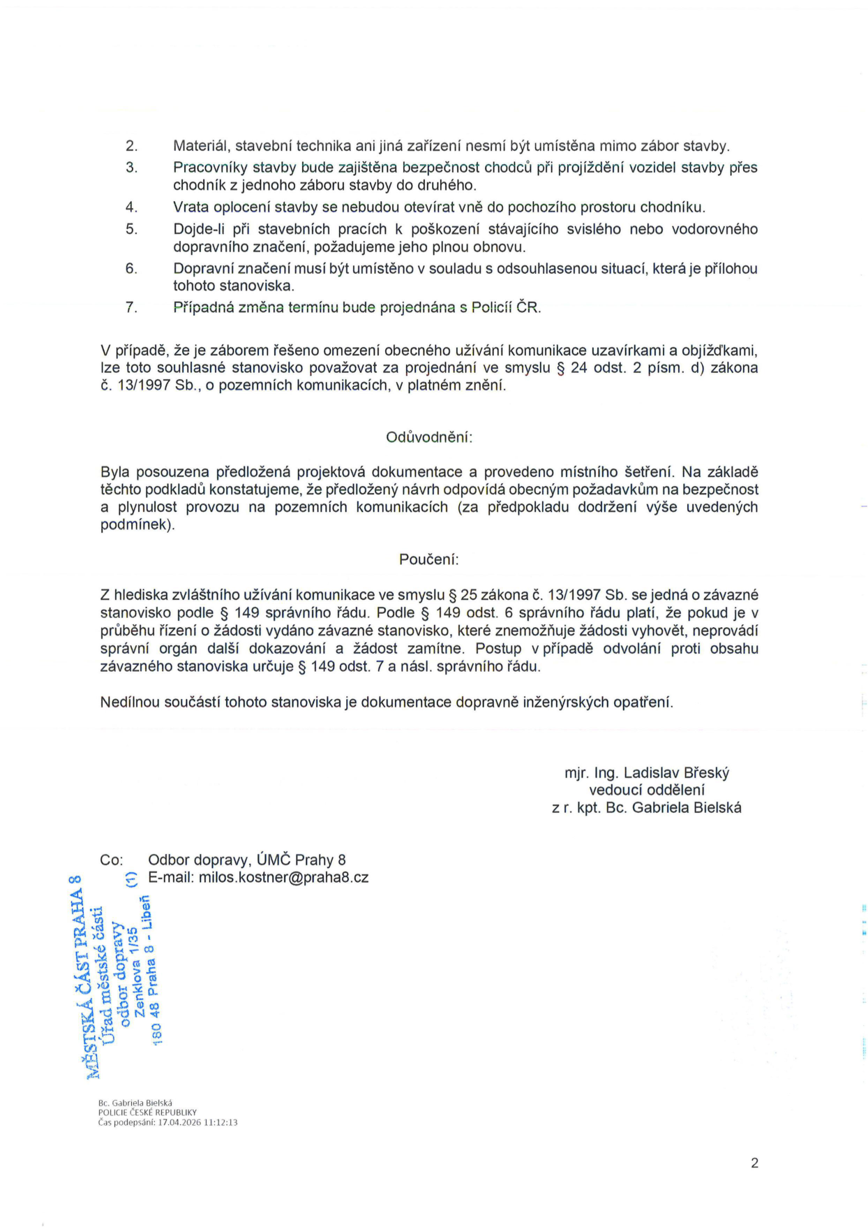 Druhá strana úředního rozhodnutí (závazného stanoviska) týkajícího se záboru stavby. Obsahuje podmínky: 2. Materiál a technika nesmí být mimo zábor. 3. Zajištění bezpečnosti chodců při průjezdu vozidel. 4. Vrata oplocení se nesmí otevírat do chodníku. 5. Povinnost obnovy poškozeného dopravního značení. 6. Dopravní značení musí být v souladu s odsouhlasenou situací. 7. Změna termínu bude projednána s Policií ČR. Dále obsahuje odůvodnění, poučení o odvolání, podpis mjr. Ing. Ladislava Břeského (zastupuje kpt. Bc. Gabriela Bielská) a kontaktní údaje na Odbor dopravy ÚMČ Prahy 8 (Zenkolva 1/35, 180 48 Praha 8 - Libeň, e-mail: milos.kostner@praha8.cz). Dokument byl podepsán 17.04.2026.