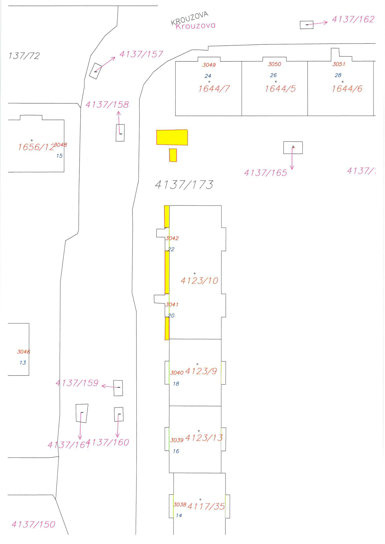 Katastrální situační nákres území s vyznačenými parcelami a budovami v ulici Krouzova.