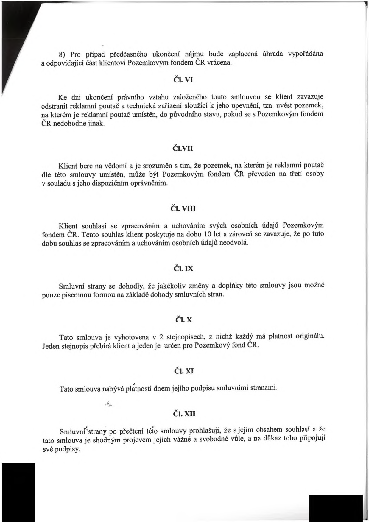 Textová část smlouvy (články VI až XII): Čl. VI: Povinnost klienta odstranit reklamní poutač a uvést pozemek do původního stavu při ukončení smlouvy. Čl. VII: Klient bere na vědomí možnost převodu pozemku na třetí osoby. Čl. VIII: Souhlas se zpracováním osobních údajů po dobu 10 let. Čl. IX: Změny smlouvy pouze písemnou formou. Čl. X: Smlouva vyhotovena ve 2 stejnopisech. Čl. XI: Smlouva nabývá platnosti dnem podpisu. Čl. XII: Prohlášení smluvních stran o souhlasu s obsahem smlouvy.