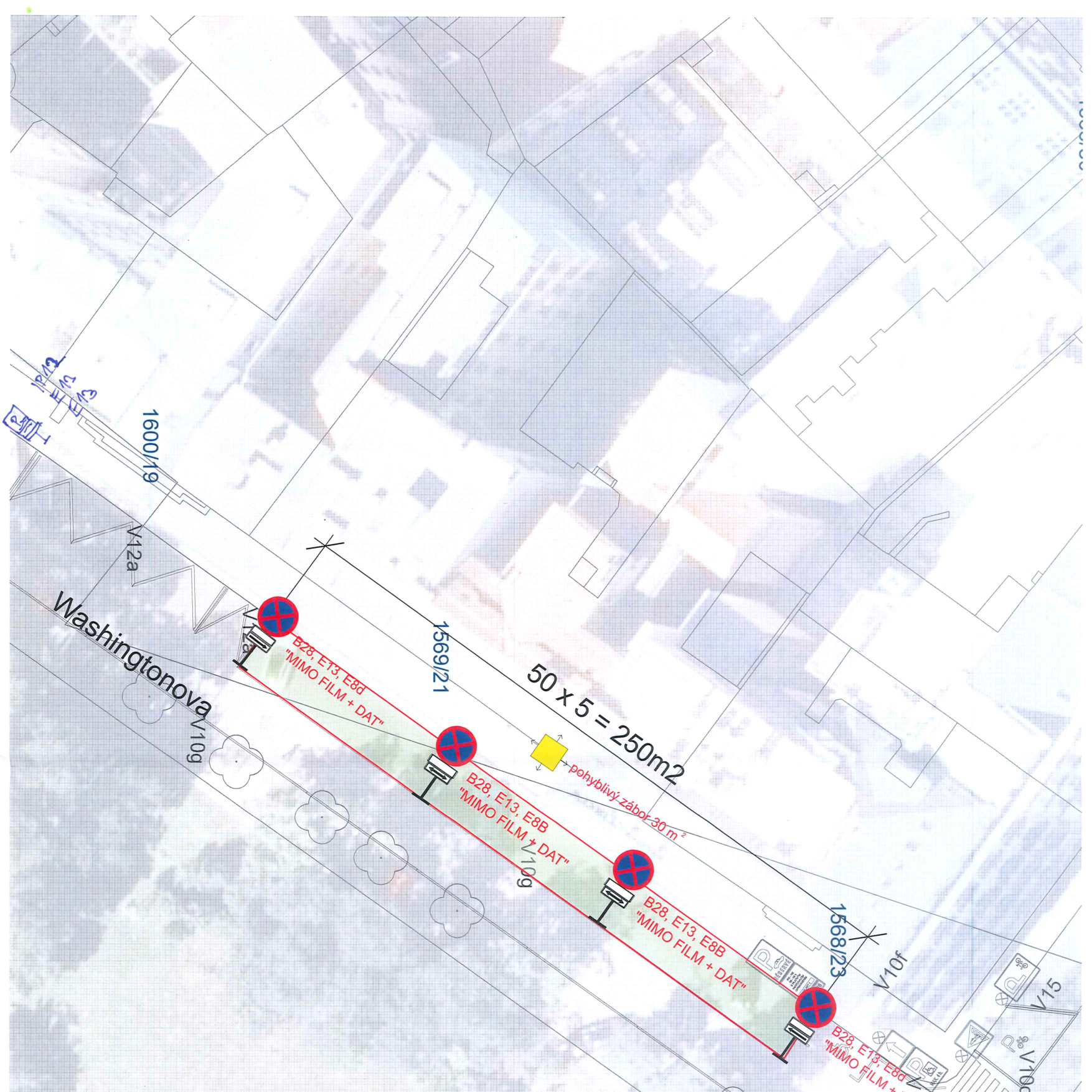 Situační nákres dopravního značení na ulici Washingtonova. Mapa znázorňuje zónu zákazu zastavení (značka B 28) s dodatkovými tabulkami E 13 a E 8b s textem 'MIMO FILM + DAT'. Dále je vyznačena oblast 'pohyblivý zábor 30 m²' a plocha s výměrou '50 x 5 = 250 m²'. V mapě jsou uvedena parcelní čísla: 1568/23, 1569/21, 1600/19 a označení prvků V 10g, V 12a.