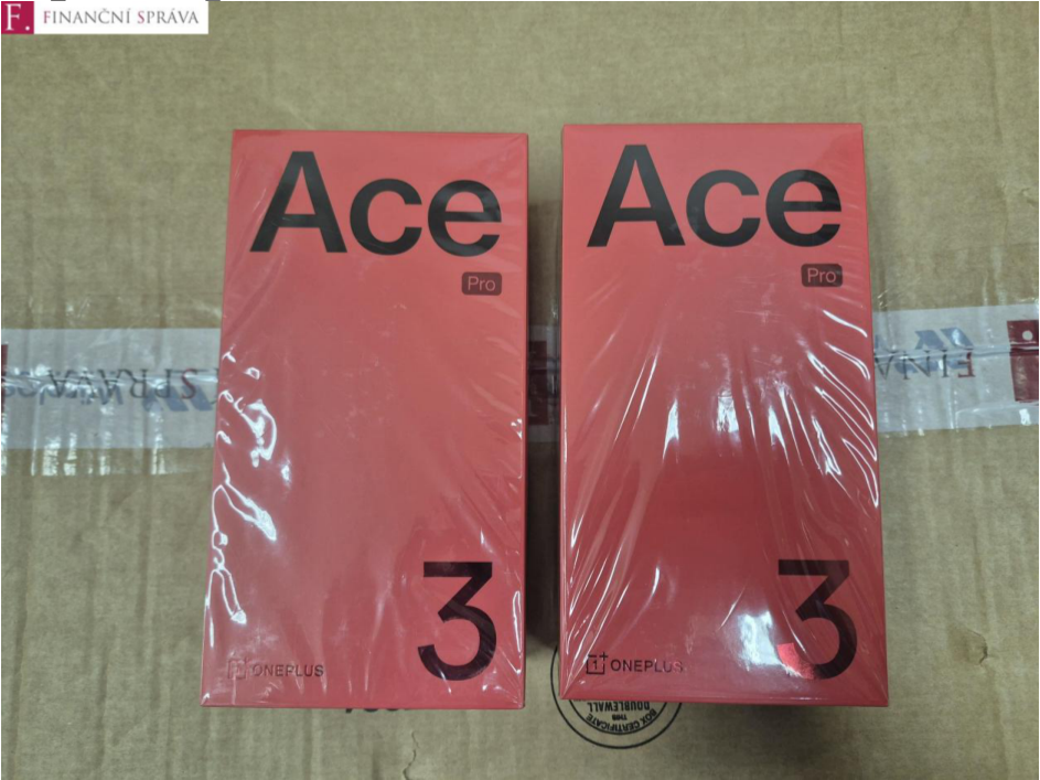 Fotografie zabavených mobilních telefonů OnePlus Ace 3 Pro.