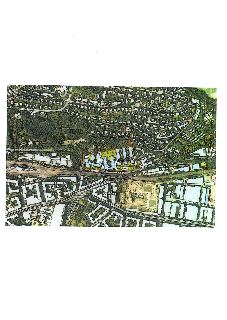 Situační nákres (zákres do ortofotomapy) plánované zástavby v lokalitě Praha-Radotín. Mapa zobrazuje vyznačený obdélníkový pozemek s navrženými budovami (světl…