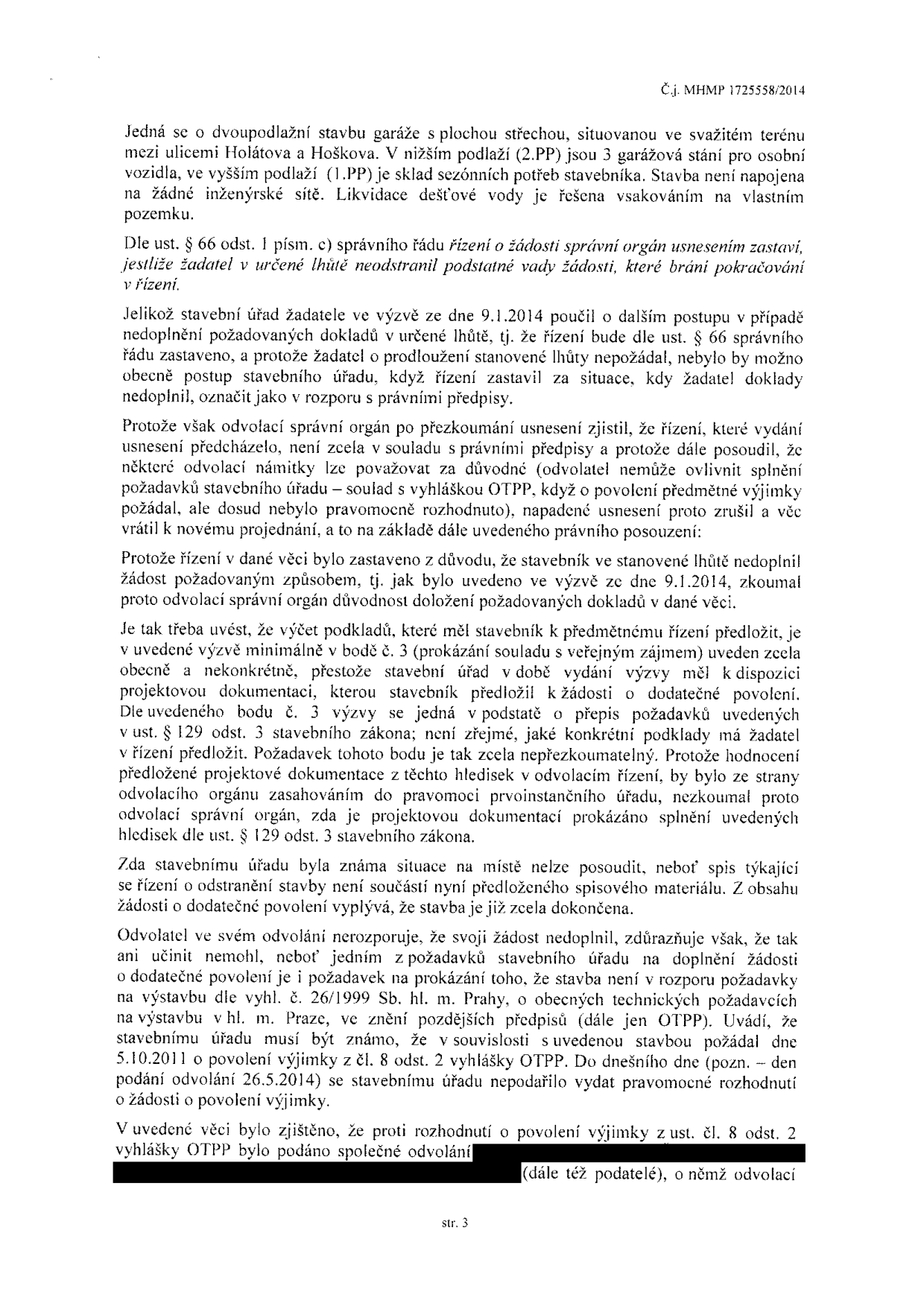 Strana 3 úředního dokumentu č.j. MHMP 1725558/2014. Dokument se týká odvolacího řízení ohledně stavby dvoupodlažní garáže s plochou střechou mezi ulicemi Holátova a Hoškova. Obsah zahrnuje: 1) Popis stavby (3 garážová stání v 2.PP, sklad v 1.PP, bez napojení na sítě, likvidace dešťové vody vsakováním). 2) Právní posouzení zastavení řízení podle § 66 odst. 1 písm. c) správního řádu z důvodu nedoplnění žádosti v určené lhůtě. 3) Odůvodnění odvolacího orgánu, který zrušil usnesení o zastavení řízení, protože požadavek stavebního úřadu na doložení souladu s veřejným zájmem byl příliš obecný a nepřezkoumatelný. 4) Zmínku o žádosti o povolení výjimky z vyhlášky OTPP podané 5.10.2011, o které nebylo do 26.5.2014 pravomocně rozhodnuto.