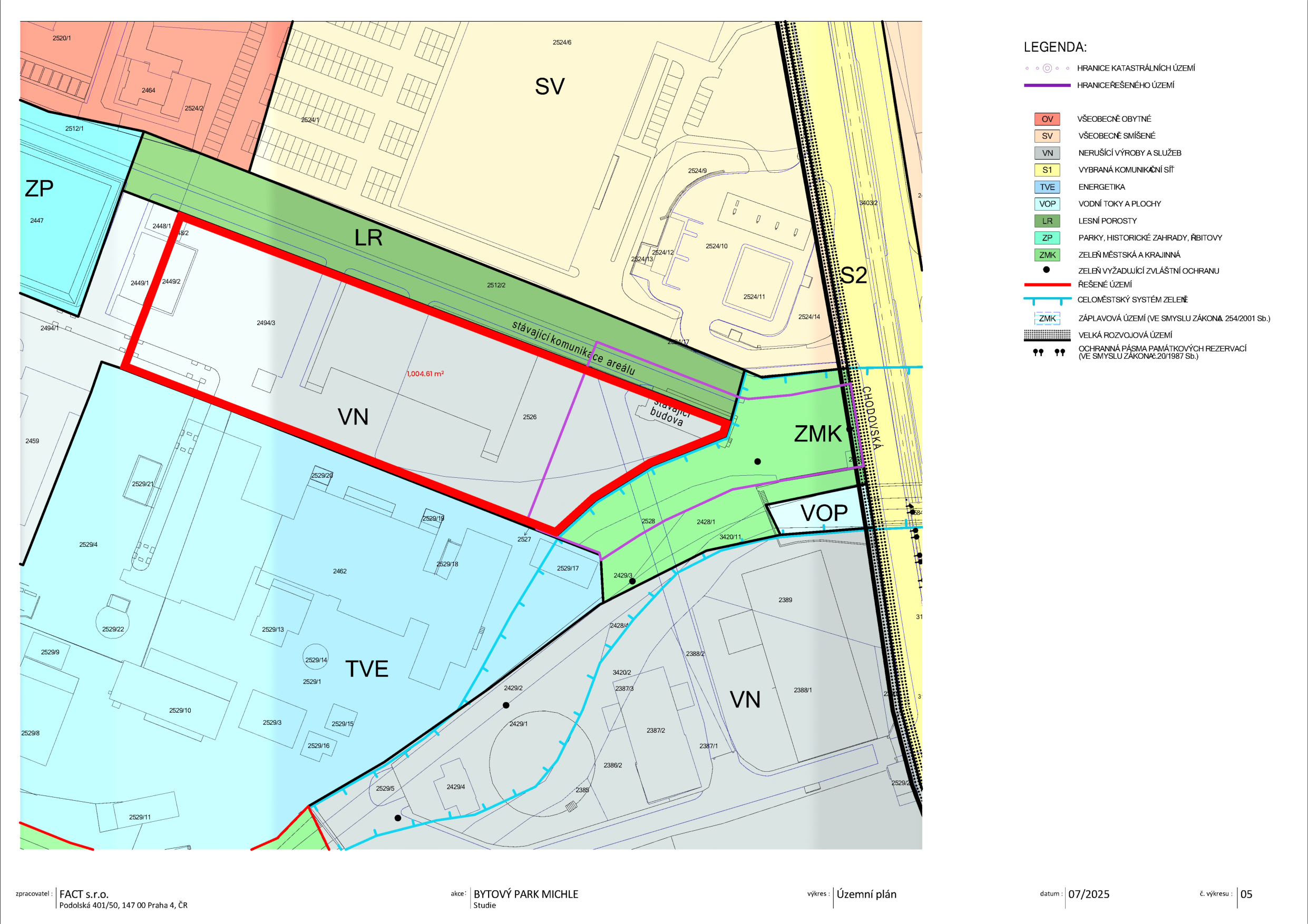 Územní plán pro projekt 'BYTOVÝ PARK MICHLE'. Mapa zobrazuje řešené území s vyznačenými zónami: VN (nerušící výroba a služby), LR (lesní porosty), ZMK (zeleň městská a krajinná), VOP (vodní toky a plochy), SV (všeobecné smíšené), S1 (vybraná komunikační síť), ZP (parky, historické zahrady, hřbitovy), TVE (energetika). V mapě je vyznačena plocha o výměře 1 004,61 m², stávající komunikace areálu a stávající budova. Legenda obsahuje vysvětlivky k barevnému značení a symbolům (hranice katastrálních území, hranice řešeného území, záplavová území, ochranná pásma památkových rezervací). Zpracovatel: FACT s.r.o., Podolská 401/50, 147 00 Praha 4, ČR. Datum: 07/2025, číslo výkresu: 05.