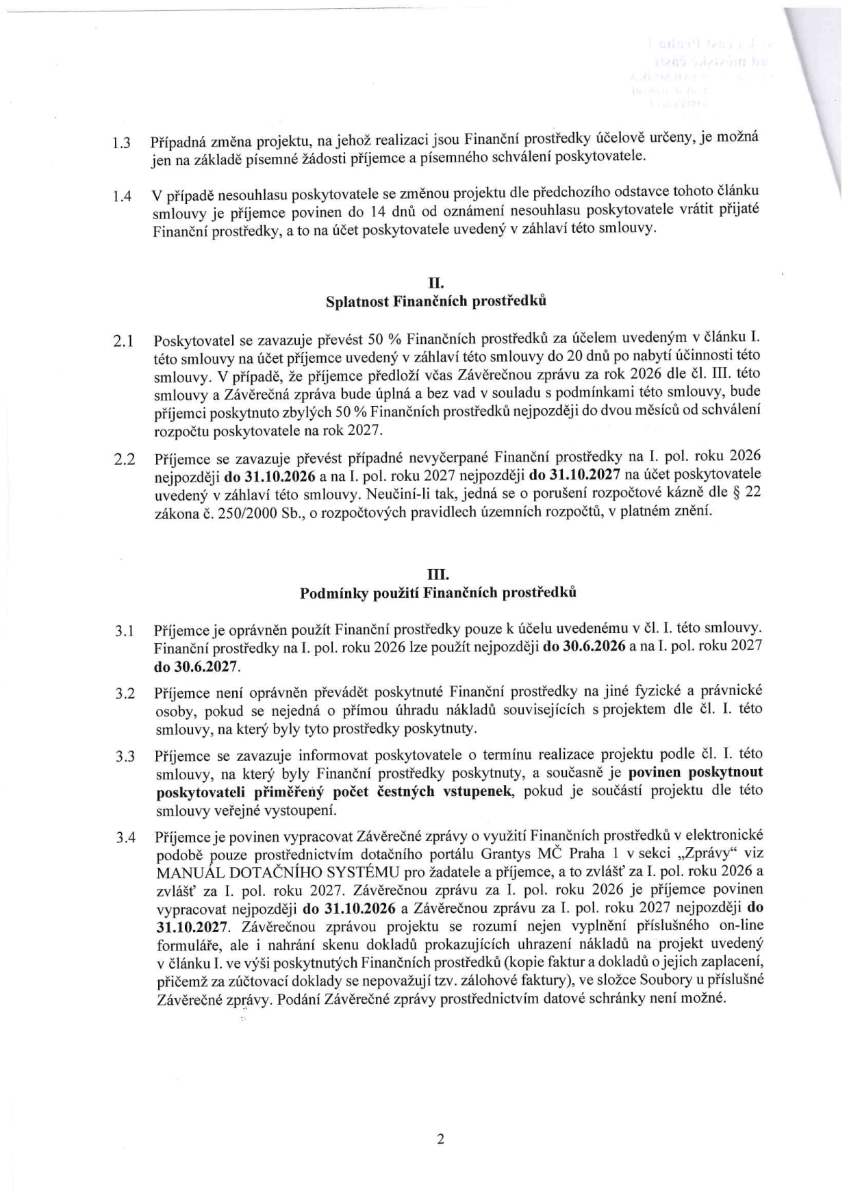 Strana 2 smlouvy o poskytnutí finančních prostředků. Obsahuje body: 1.3 (změna projektu), 1.4 (nesouhlas poskytovatele), II. Splatnost finančních prostředků (2.1: převod 50 % do 20 dnů od účinnosti, zbylých 50 % po schválení rozpočtu na rok 2027; 2.2: vrácení nevyčerpaných prostředků do 31.10.2026 za rok 2026 a do 31.10.2027 za rok 2027), III. Podmínky použití finančních prostředků (3.1: termíny použití do 30.6.2026 a 30.6.2027; 3.2: zákaz převodu na jiné osoby; 3.3: povinnost informovat o termínu a poskytnout čestné vstupenky; 3.4: povinnost vypracovat závěrečné zprávy přes portál Grantys MČ Praha 1 do 31.10.2026 a 31.10.2027 včetně doložení dokladů o úhradě).