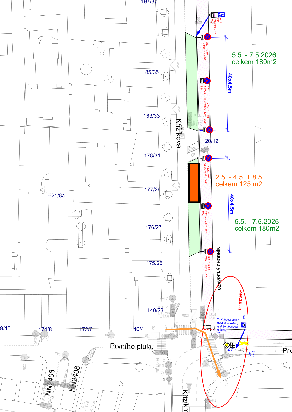 Situační plán dopravního značení a záboru veřejného prostranství v ulici Křižíkova. Plán obsahuje vyznačené úseky záborů: 1. úsek (horní): 5.5. - 7.5.2026, 180 m2, rozměry 40x4,5m. 2. úsek (střední): 2.5. - 4.5. + 8.5., 125 m2, rozměry 40x4,5m. 3. úsek (dolní): 5.5. - 7.5.2026, 180 m2. V plánu je vyznačena oblast 'UZAVŘENÝ CHODNÍK' a 'DZ STAVBY' s upozorněním: 'E13 chodci pozor! chodník uzavřen, využijte obchozí koridory'. Zobrazeny jsou katastrální čísla parcel (např. 197/37, 185/35, 163/33, 178/31, 177/29, 176/27, 175/25, 140/23, 174/8, 172/6, 140/4, 621/8a) a názvy ulic Křižíkova a Prvního pluku.