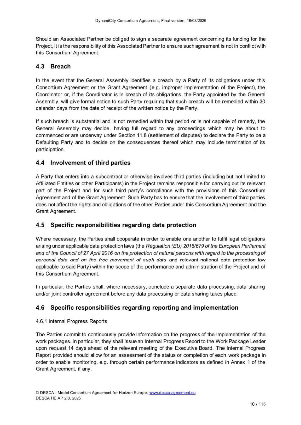 Strana 10 z dokumentu 'Dynamicity Consortium Agreement, Final version, 16/03/2026'. Obsahuje právní ustanovení: 4.3 Porušení (Breach) - postup při identifikaci porušení povinností stranou, možnost nápravy do 30 dnů a následky; 4.4 Zapojení třetích stran - odpovědnost strany za subdodavatele; 4.5 Specifické odpovědnosti ohledně ochrany údajů - spolupráce při plnění GDPR a uzavírání smluv o zpracování údajů; 4.6 Specifické odpovědnosti ohledně podávání zpráv a implementace - 4.6.1 Interní zprávy o pokroku (Internal Progress Reports) - povinnost předkládat zprávy vedoucímu pracovního balíčku 14 dní před zasedáním výkonné rady. Dokument vychází z modelu DESCA - Model Consortium Agreement for Horizon Europe, verze 2025.