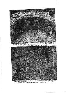 Fotografie detailů kaple č. XXIX v Praze-Vinoři, která byla součástí poutní cesty z Prahy do Staré Boleslavi (tzv. Svatokřížská). Horní obrázek: detail záklenk…