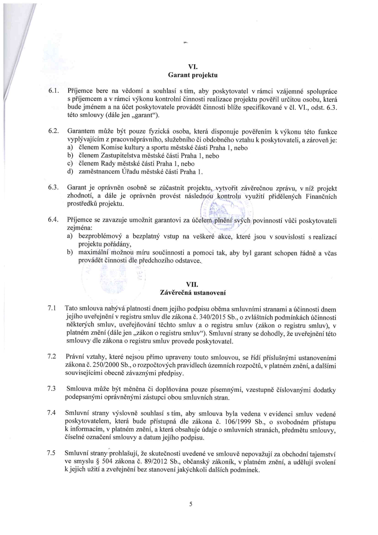 Text smlouvy, články VI. a VII. Článek VI. 'Garant projektu' definuje roli garanta, podmínky pro jeho výběr (člen komise, zastupitelstva, rady nebo zaměstnanec úřadu MČ Praha 1), jeho oprávnění (kontrola, závěrečná zpráva) a povinnosti příjemce vůči garantovi. Článek VII. 'Závěrečná ustanovení' upravuje platnost a účinnost smlouvy (zveřejnění v registru smluv), právní rámec (zákon č. 250/2000 Sb.), způsob změn smlouvy (písemné dodatky), evidenci smluv a prohlášení o obchodním tajemství.