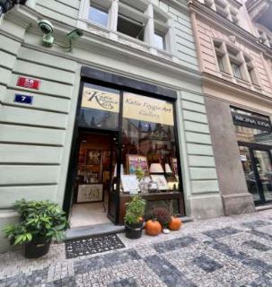 Fotografie budovy s galerií 'Katie Feygie Art Gallery', na fasádě jsou vidět čísla popisná 58 a 7, vedle vchodu je nápis 'MONA LISA'.
