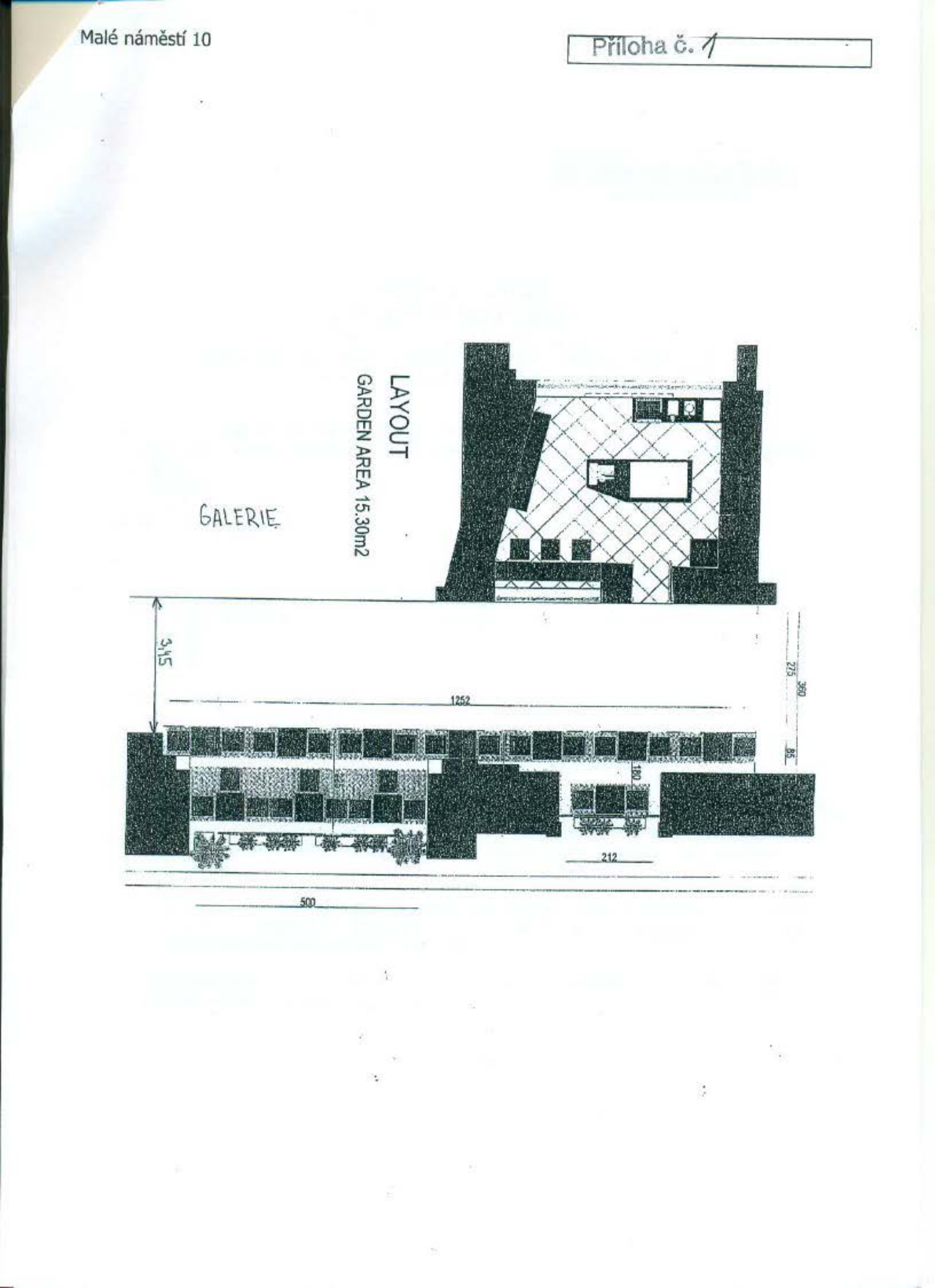 Plán stavby (layout) pro objekt Malé náměstí 10, příloha č. 1. Dokument obsahuje půdorysné schéma interiéru s označením 'GARDEN AREA 15.30m2' a 'GALERIE'. Dále obsahuje technický nákres s kótami (1252, 500, 212, 180, 360, 275, 85, 3,45).